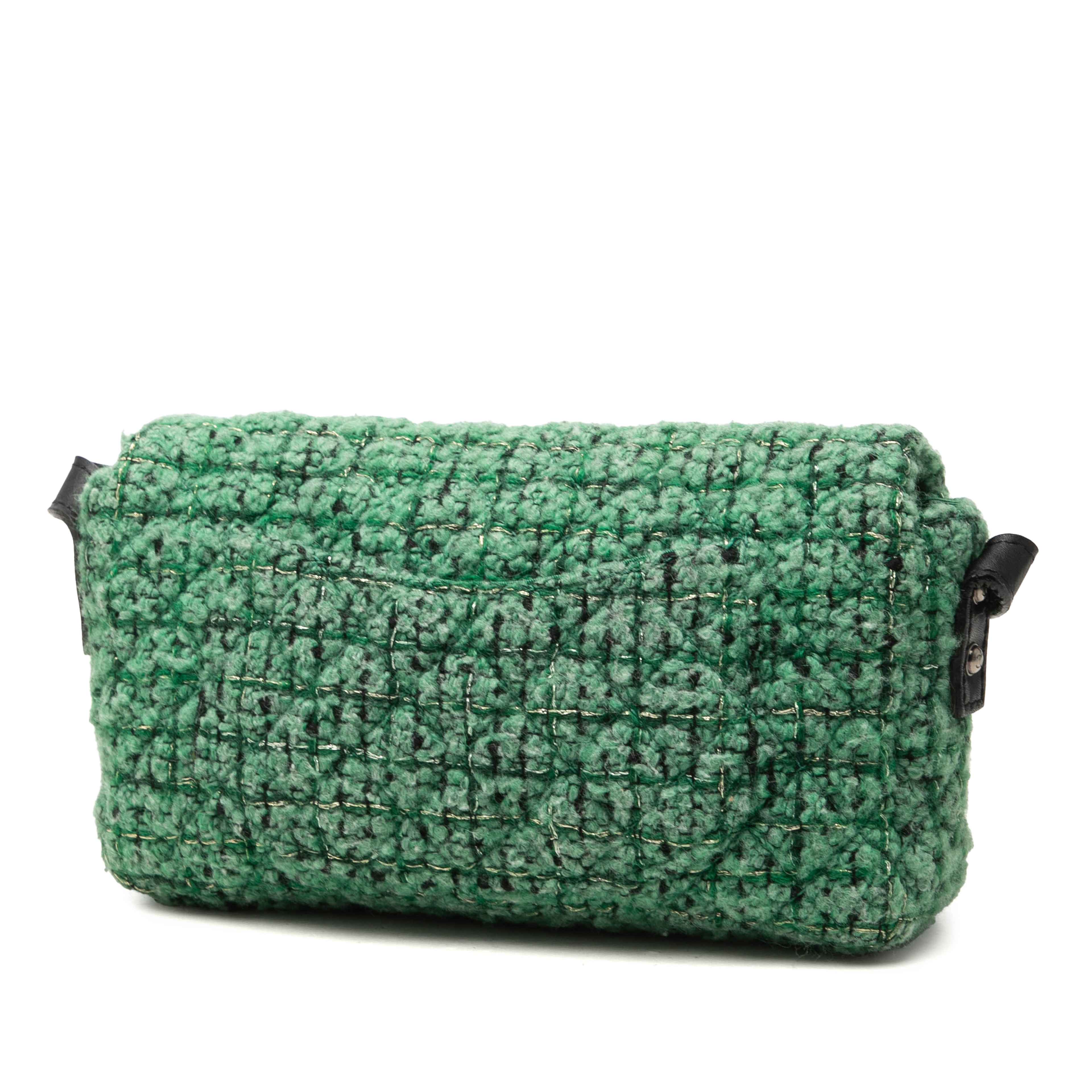 Chanel Small Quilted Tweed Reissue 2.55 Easy Messenger Flap, från Luxclusif, i färgen grön. Klicka för att öppna bilden i stort format