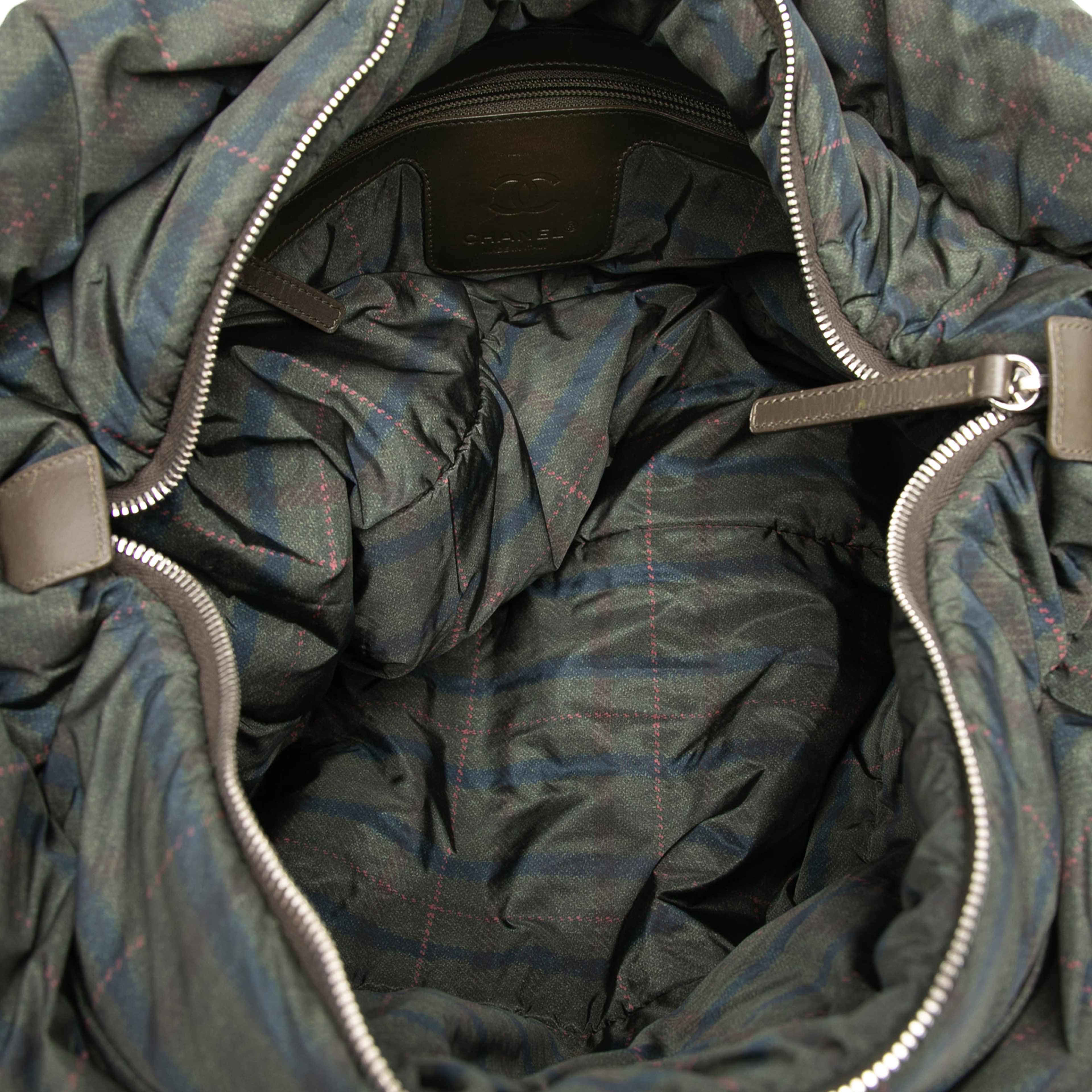 Chanel Medium Quilted Nylon Coco Cocoon Tote, från Luxclusif, i färgen brun. Klicka för att öppna bilden i stort format