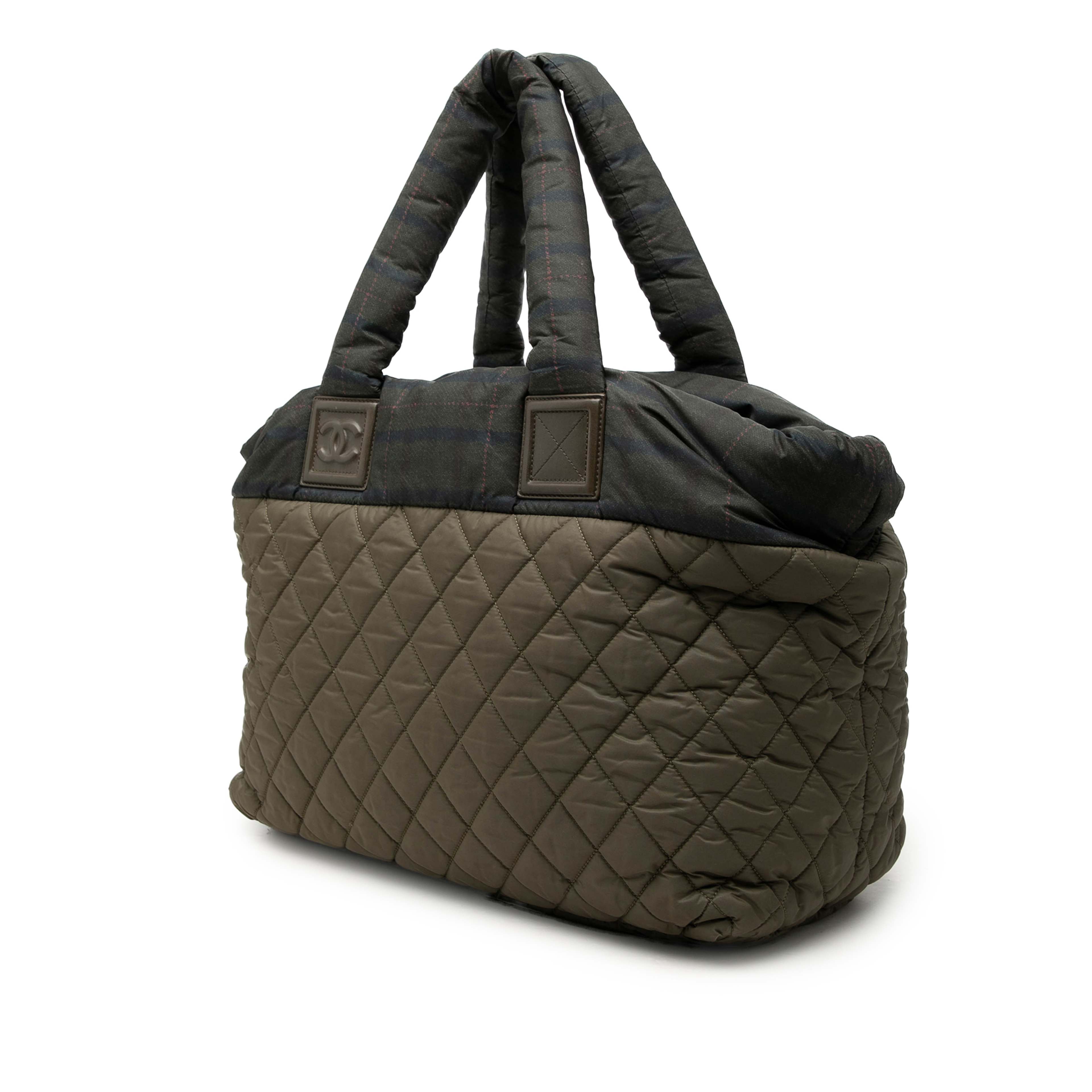 Chanel Medium Quilted Nylon Coco Cocoon Tote, från Luxclusif, i färgen brun. Klicka för att öppna bilden i stort format