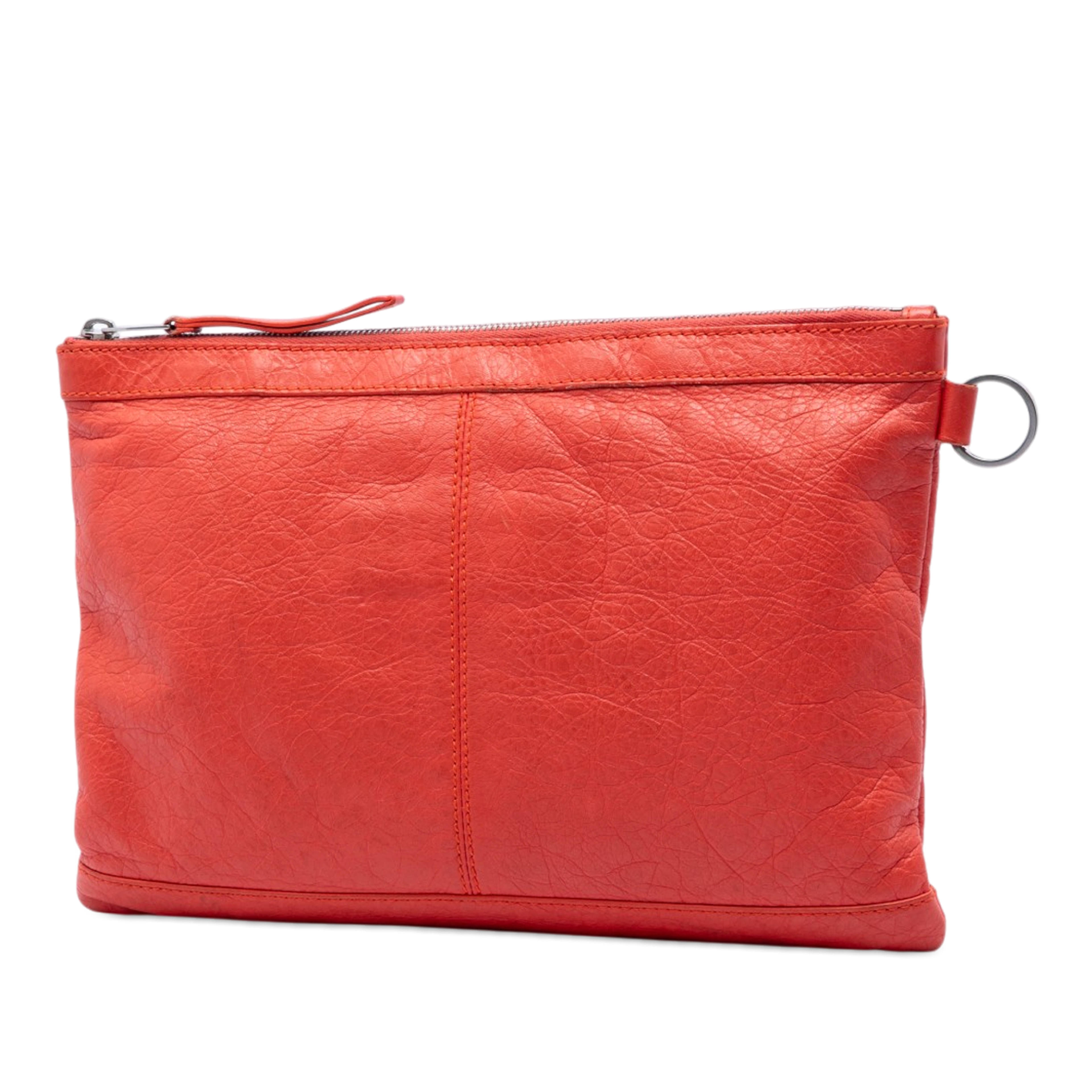 Balenciaga Lambskin Motocross Classic Clip M Clutch, från Luxclusif, i färgen red orange. Klicka för att öppna bilden i stort format