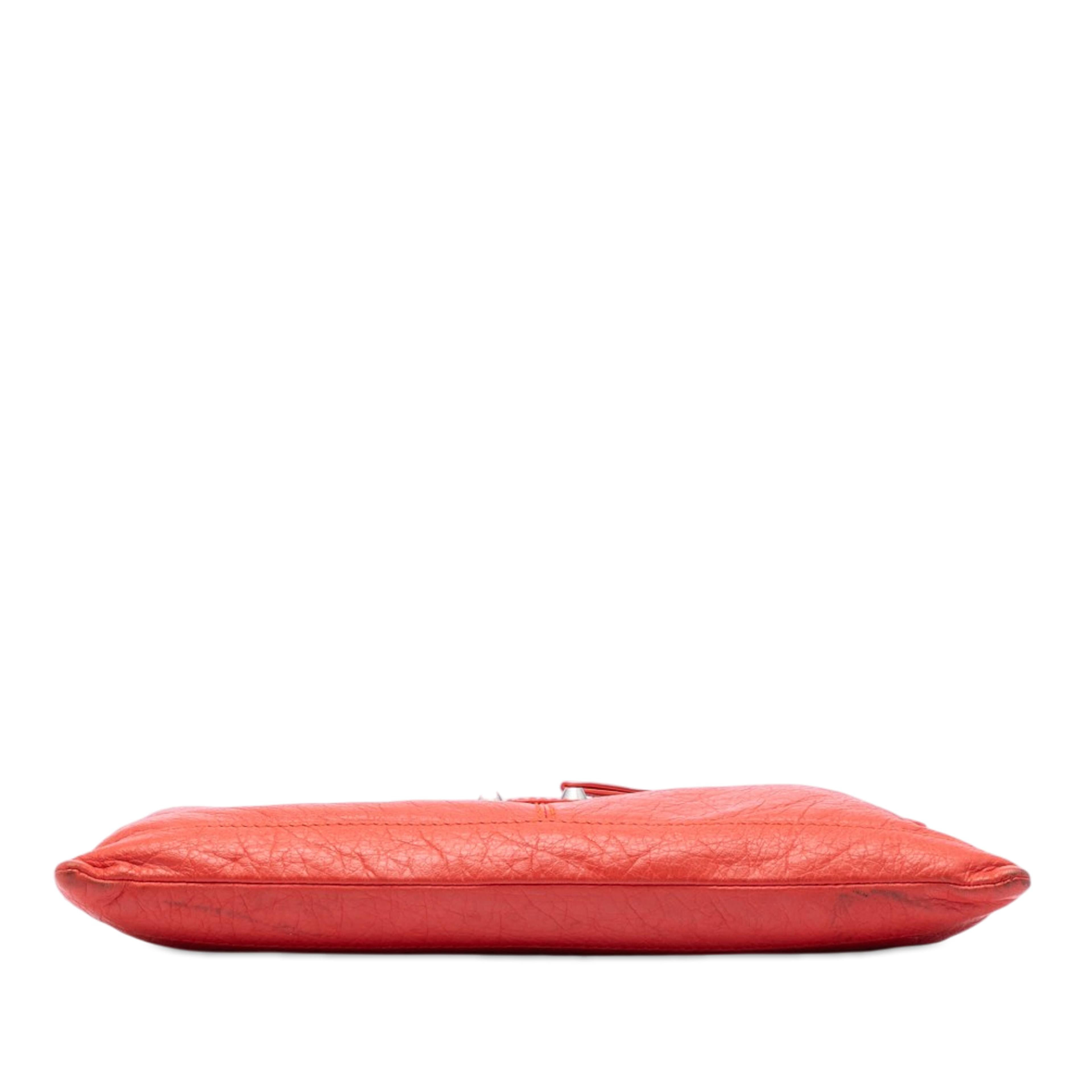Balenciaga Lambskin Motocross Classic Clip M Clutch, från Luxclusif, i färgen red orange. Klicka för att öppna bilden i stort format