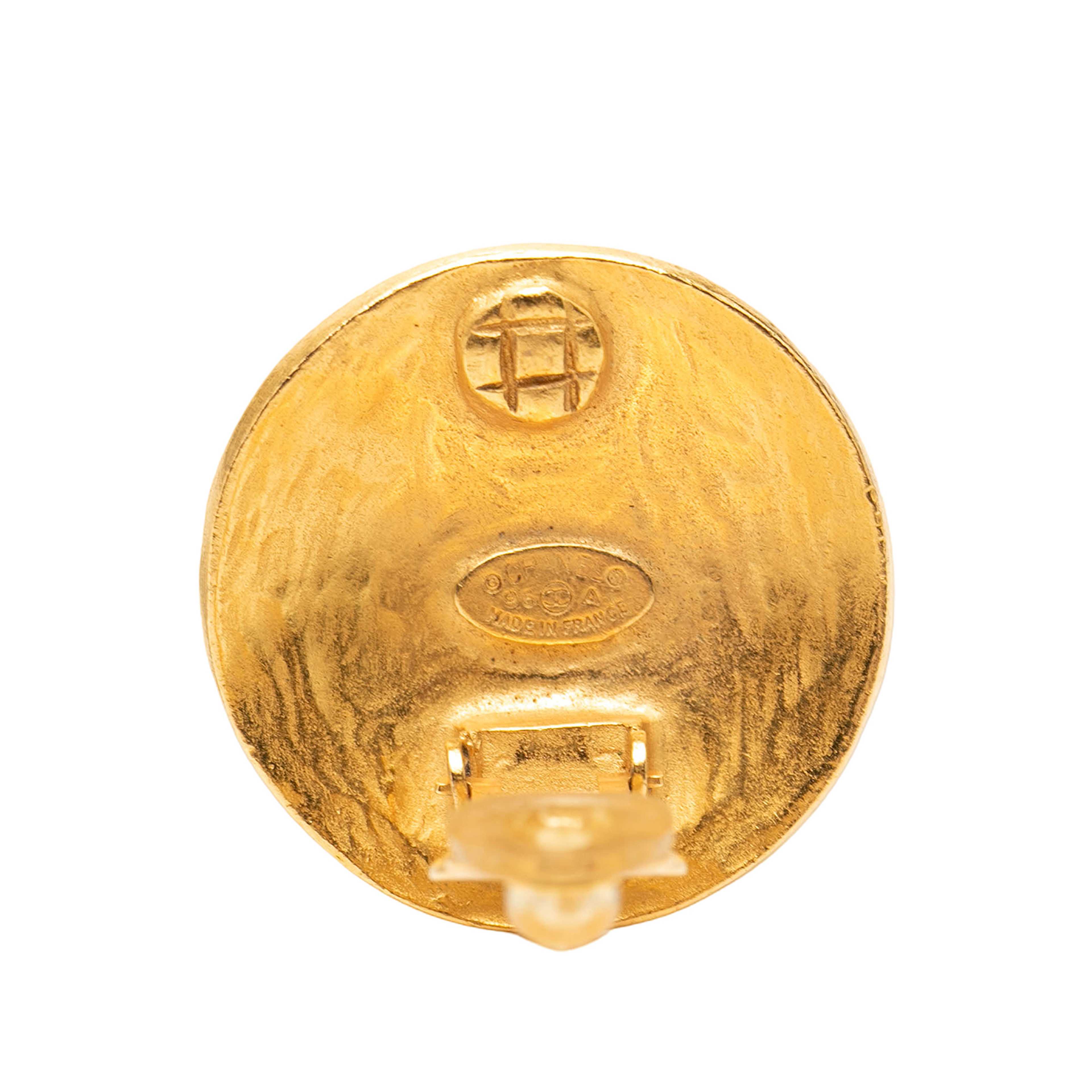 Chanel Cc Gold Plated Grapevine Round Clip On Earrings, från Luxclusif, i färgen gold. Klicka för att öppna bilden i stort format