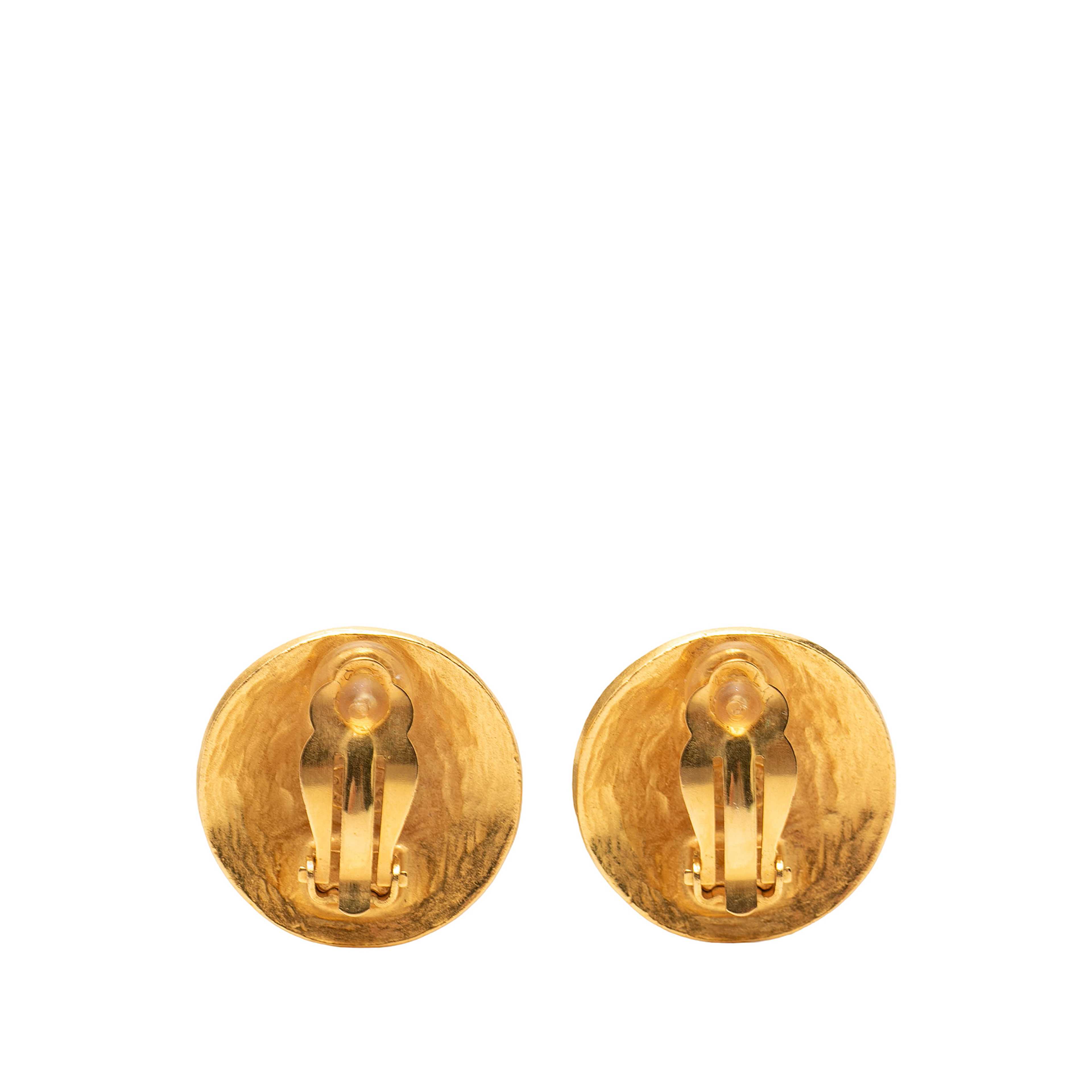 Chanel Cc Gold Plated Grapevine Round Clip On Earrings, från Luxclusif, i färgen guld. Klicka för att öppna bilden i stort format