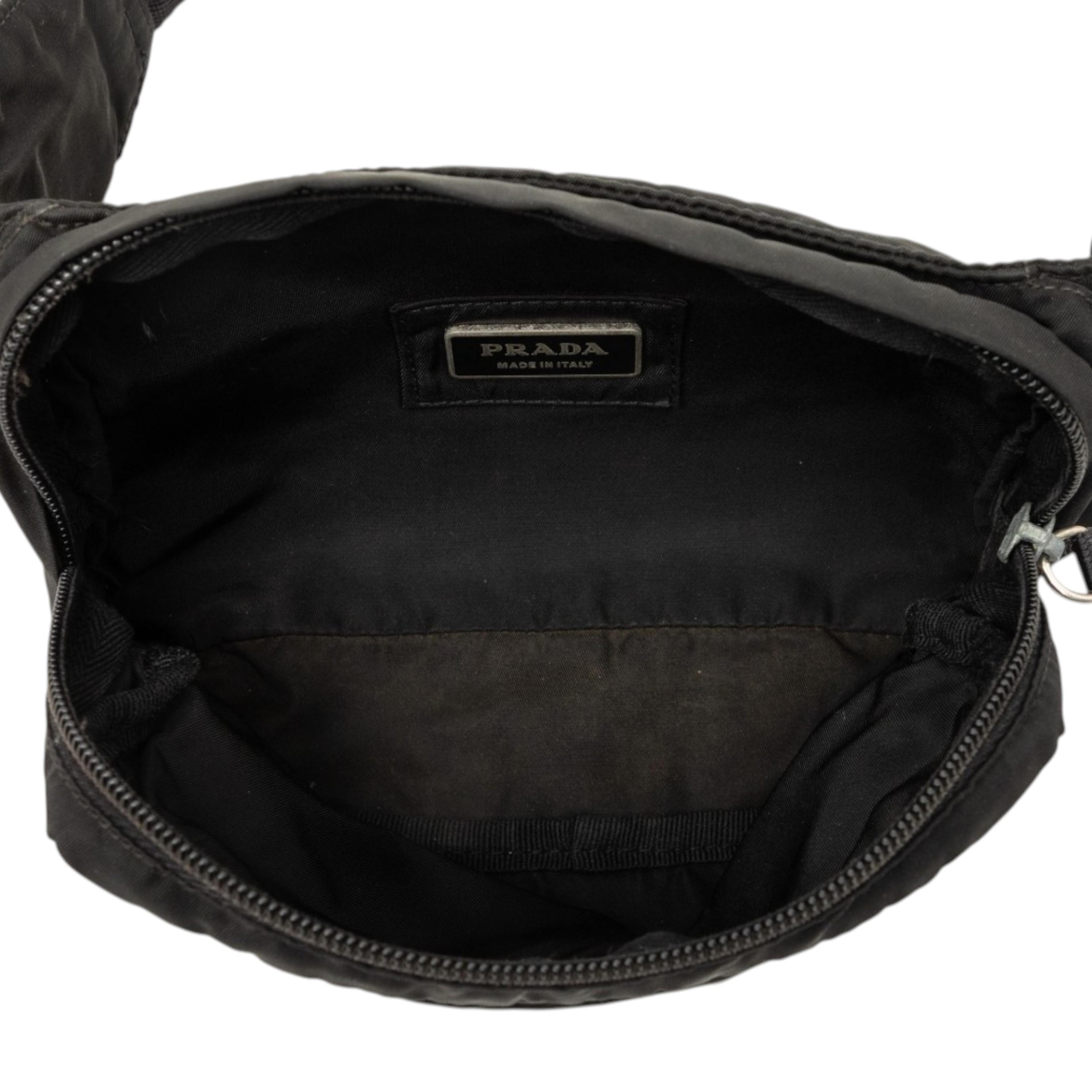 Prada Tessuto Belt Bag, från Luxclusif, i färgen svart. Klicka för att öppna bilden i stort format