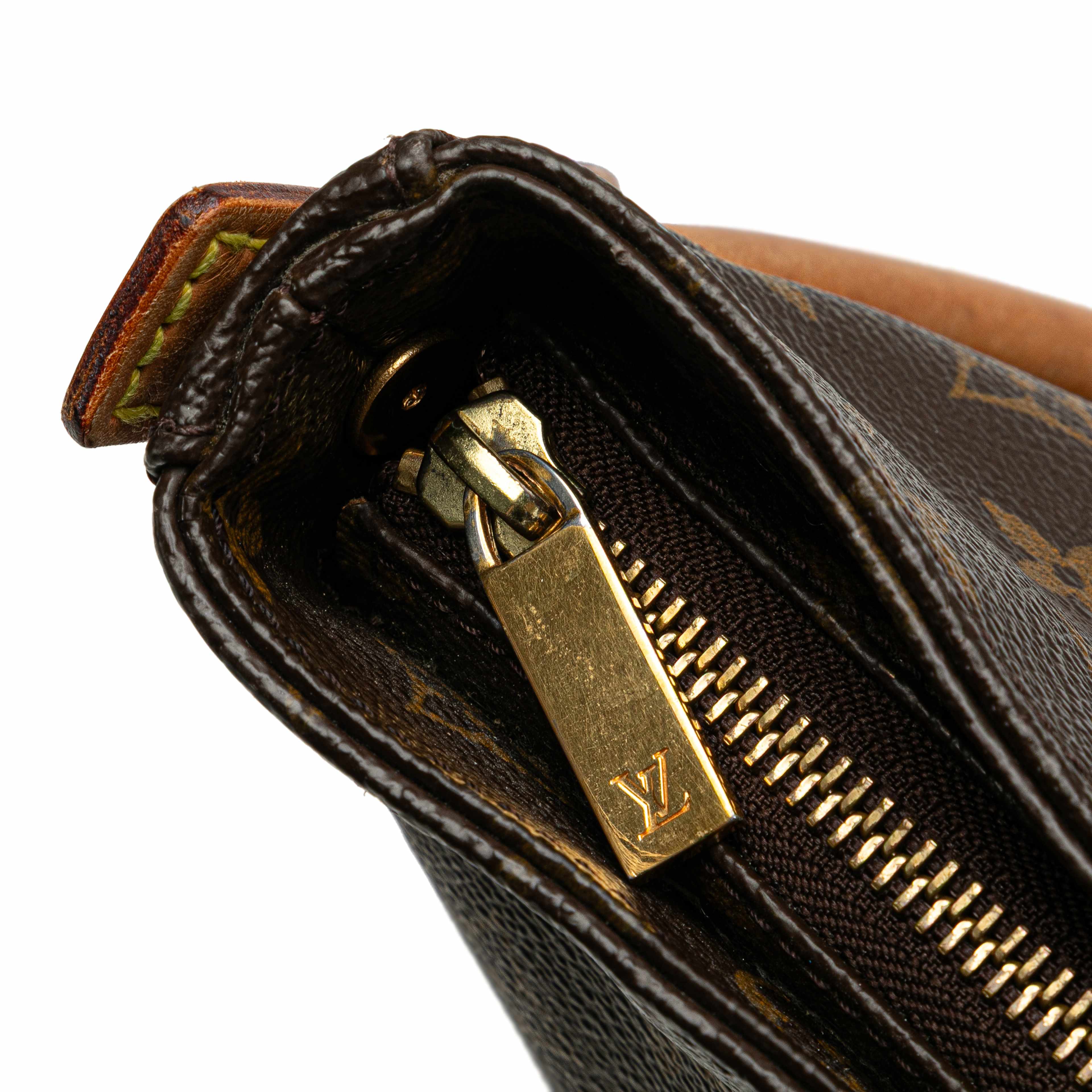 Louis Vuitton Monogram Looping Gm, från Luxclusif, i färgen brown.