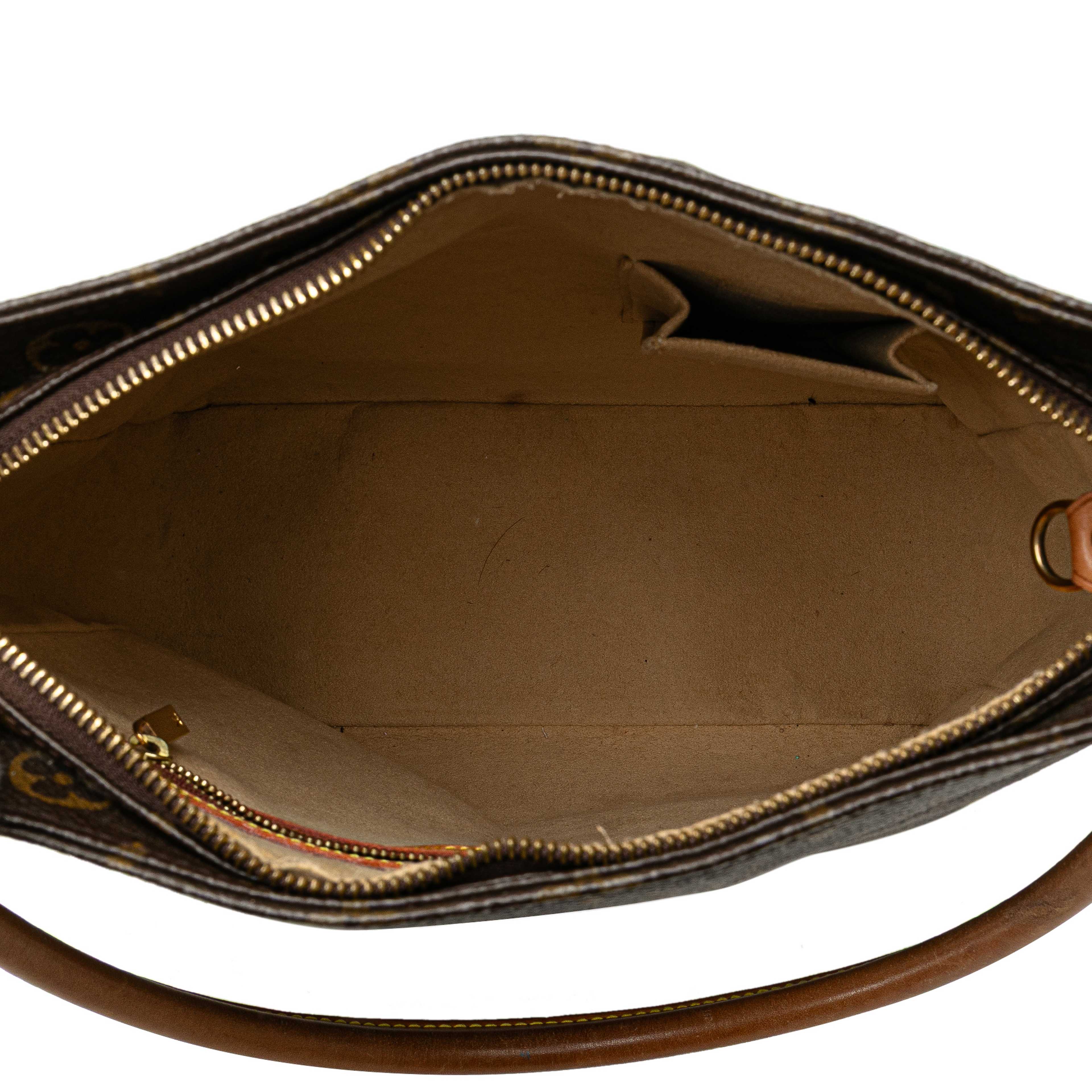 Louis Vuitton Monogram Looping Gm, från Luxclusif, i färgen brown.