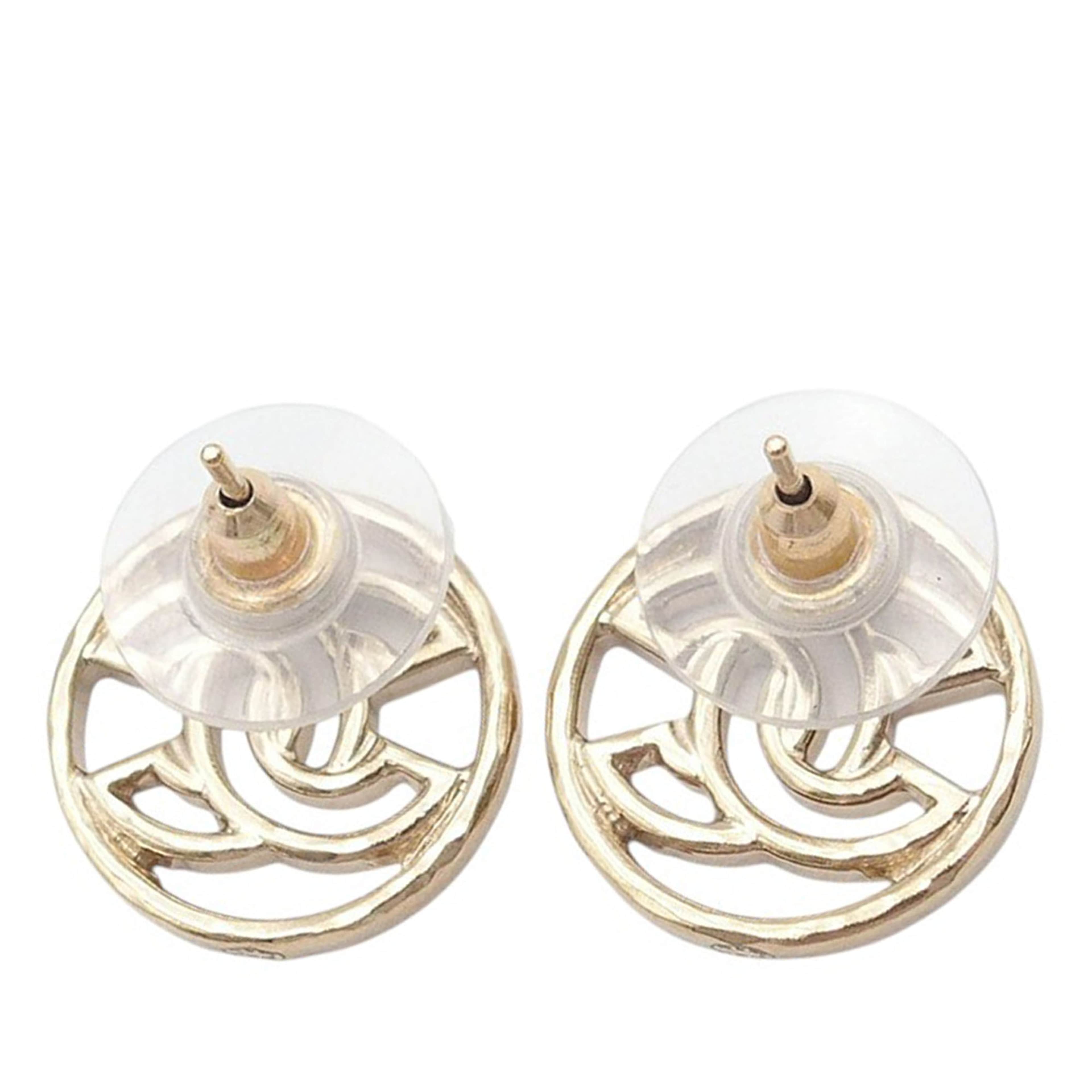 Chanel Gold Plated Cc Round Push Back Earrings, från Luxclusif, i färgen gold. Klicka för att öppna bilden i stort format