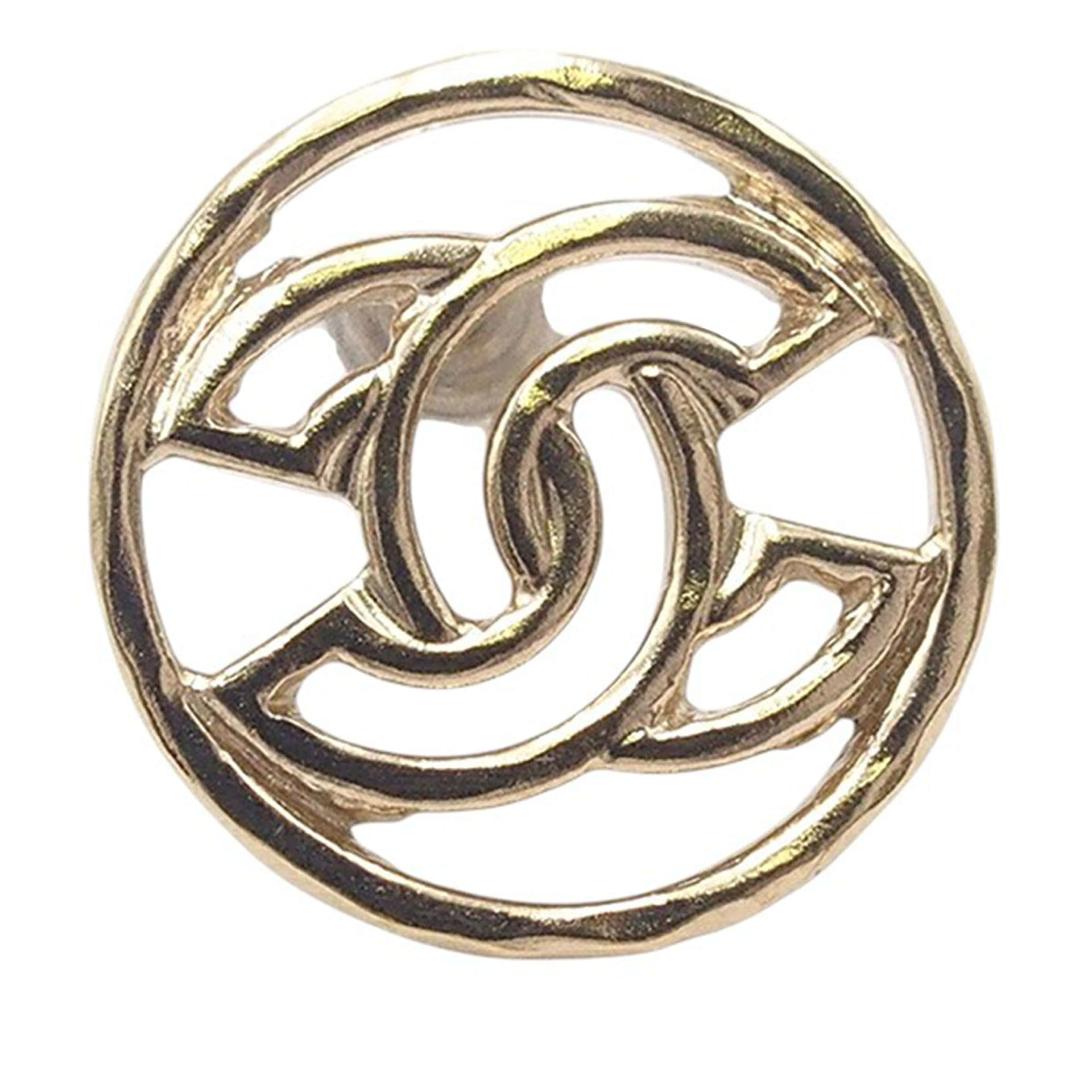 Chanel Gold Plated Cc Round Push Back Earrings, från Luxclusif, i färgen gold. Klicka för att öppna bilden i stort format