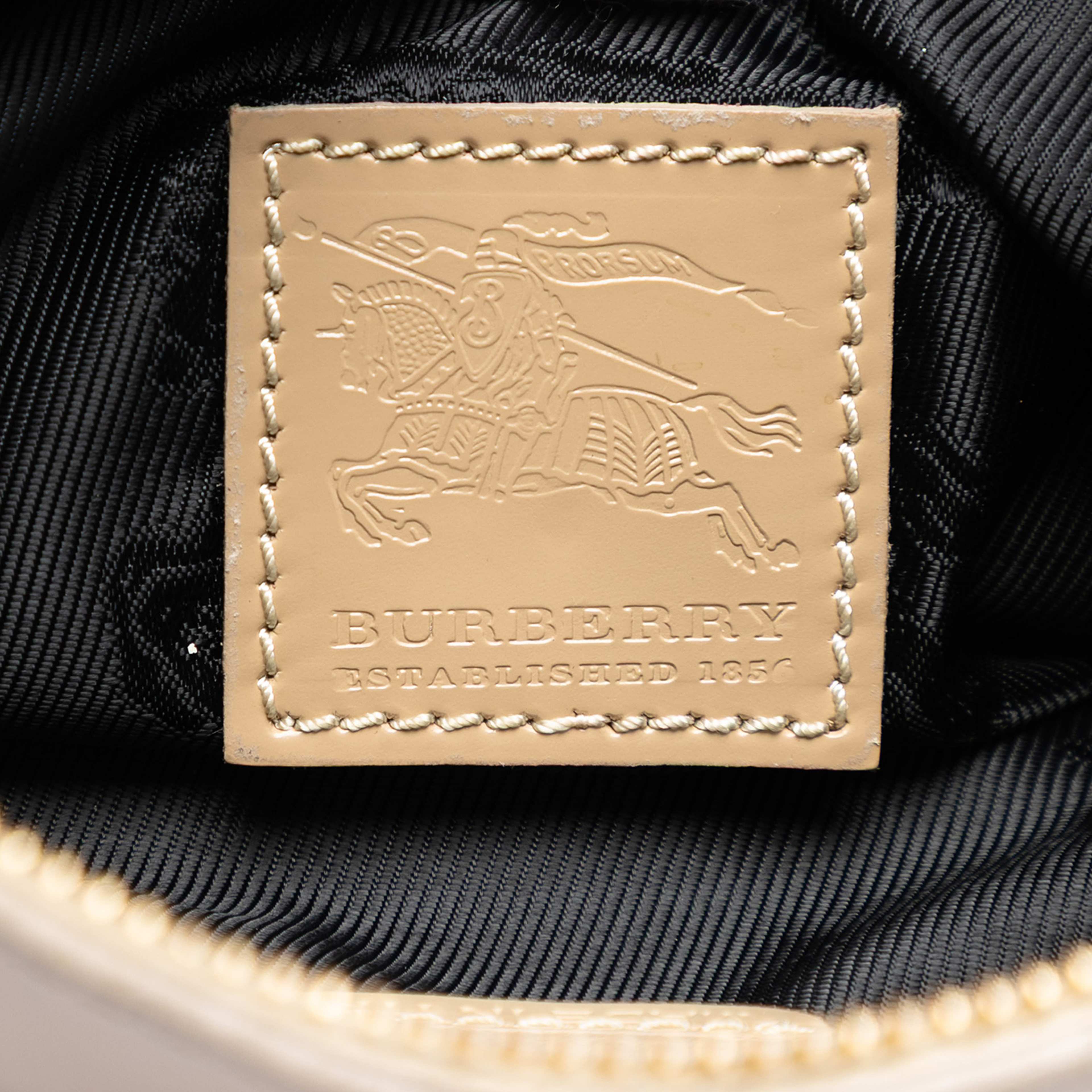Burberry Quilted Nylon And Leather Sophie Shoulder Bag, från Luxclusif, i färgen light beige. Klicka för att öppna bilden i stort format