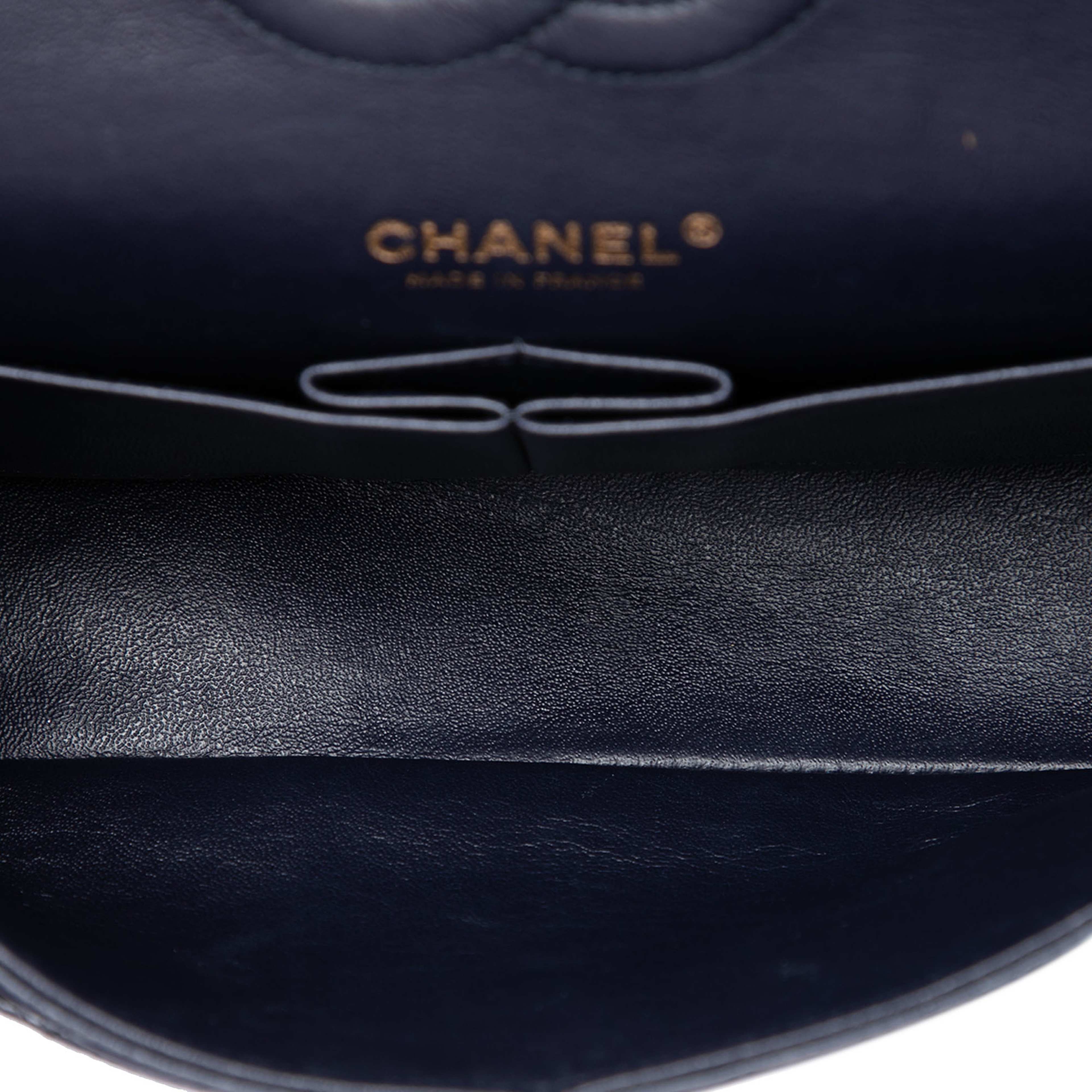 Chanel Medium Classic Caviar Double Flap, från Luxclusif, i färgen blå. Klicka för att öppna bilden i stort format