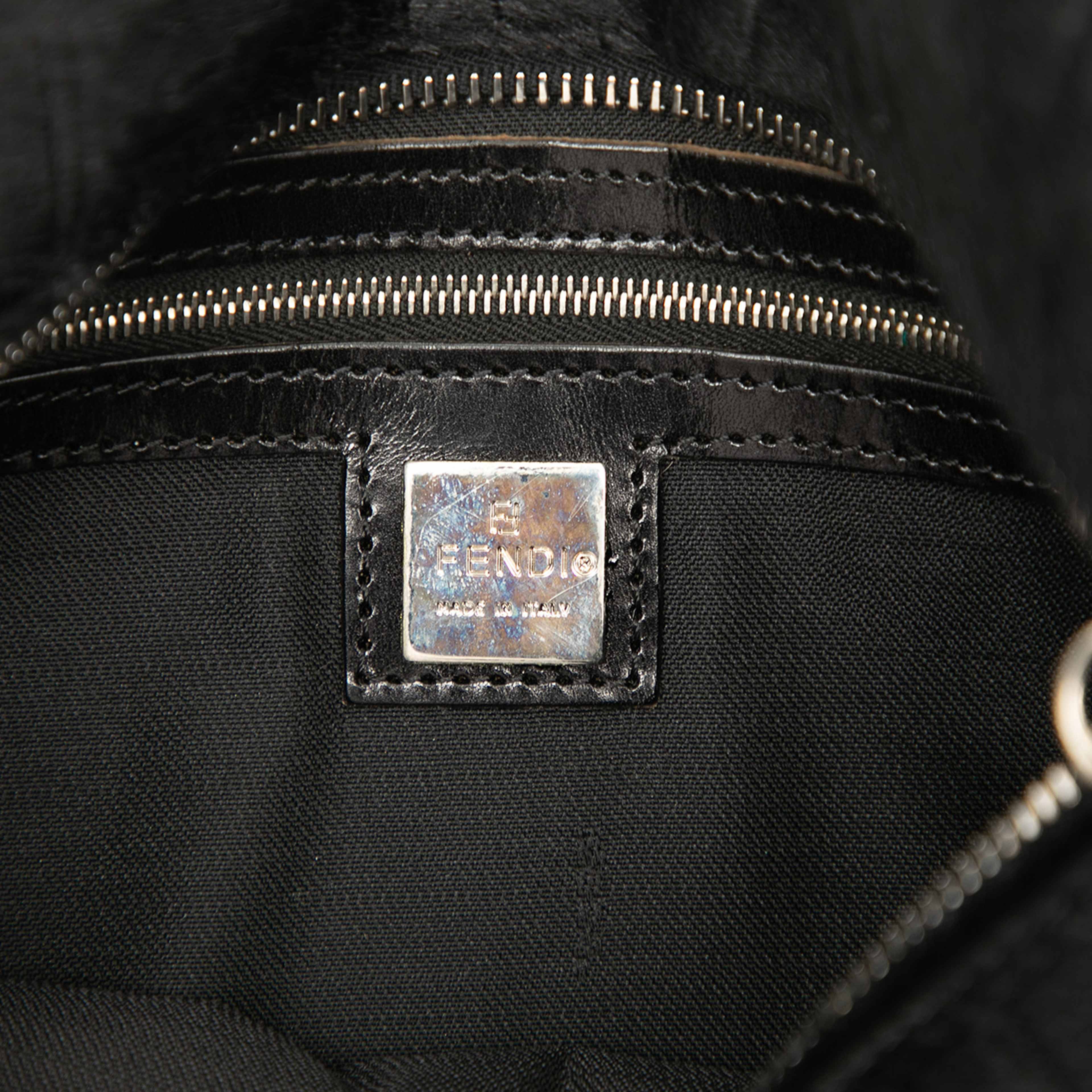 Fendi Zucca Pony Hair Shoulder Bag, från Luxclusif, i färgen black. Klicka för att öppna bilden i stort format