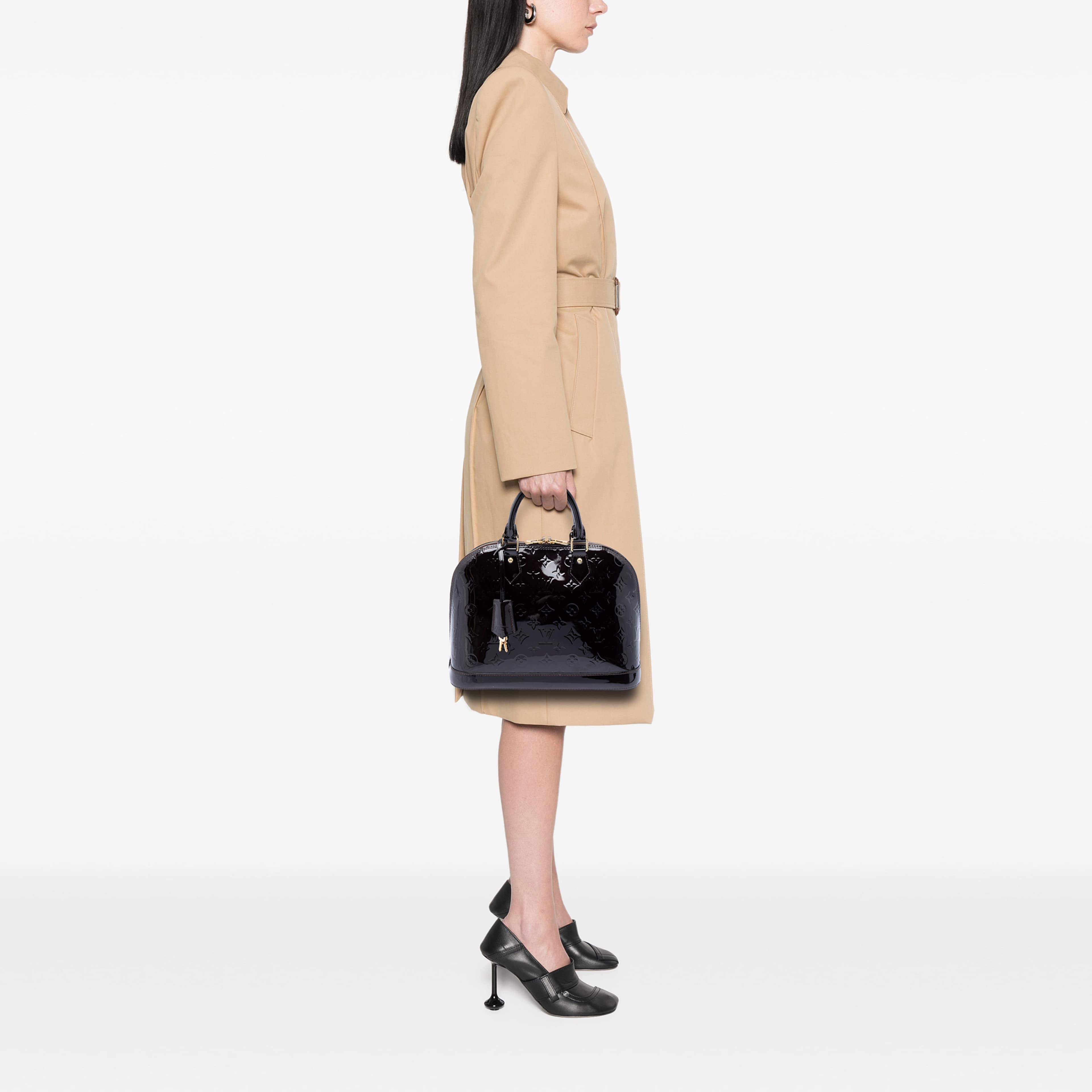 Louis Vuitton Monogram Vernis Alma Pm, från Luxclusif, i färgen purpur. Klicka för att öppna bilden i stort format