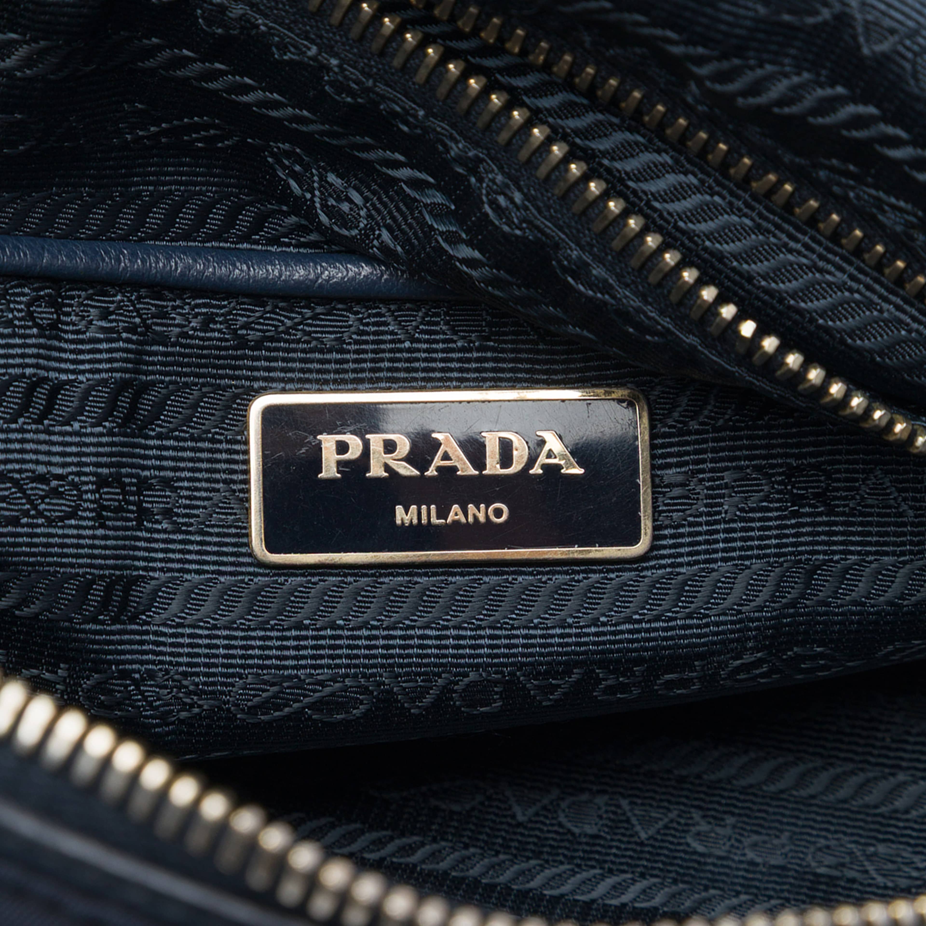 Prada Saffiano Trimmed Tessuto Satchel, från Luxclusif, i färgen blå. Klicka för att öppna bilden i stort format