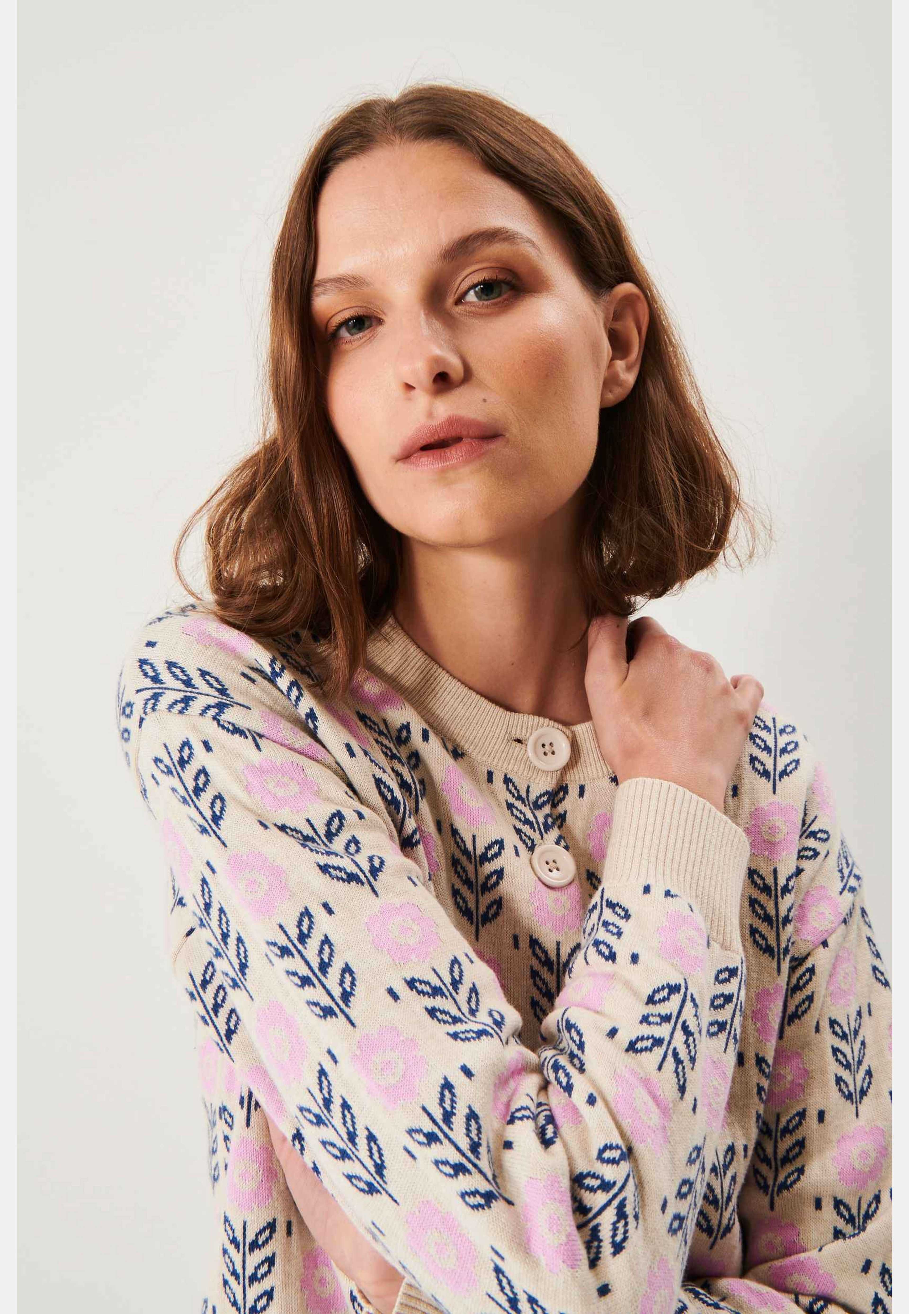 Alfrida Cardigan, från Jumperfabriken, i färgen beige. Klicka för att öppna bilden i stort format