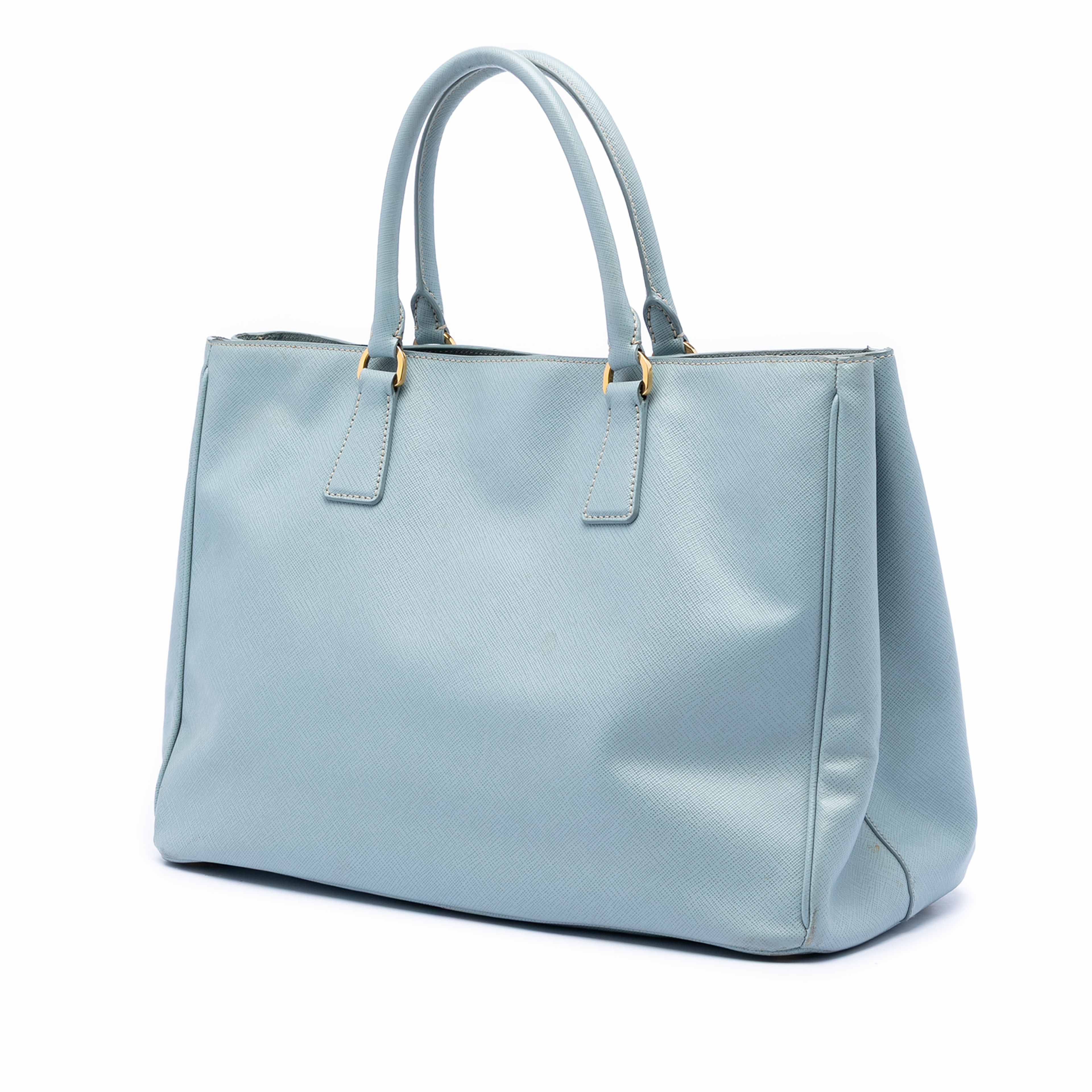 Prada Large Saffiano Lux Galleria Satchel, från Luxclusif, i färgen blå. Klicka för att öppna bilden i stort format
