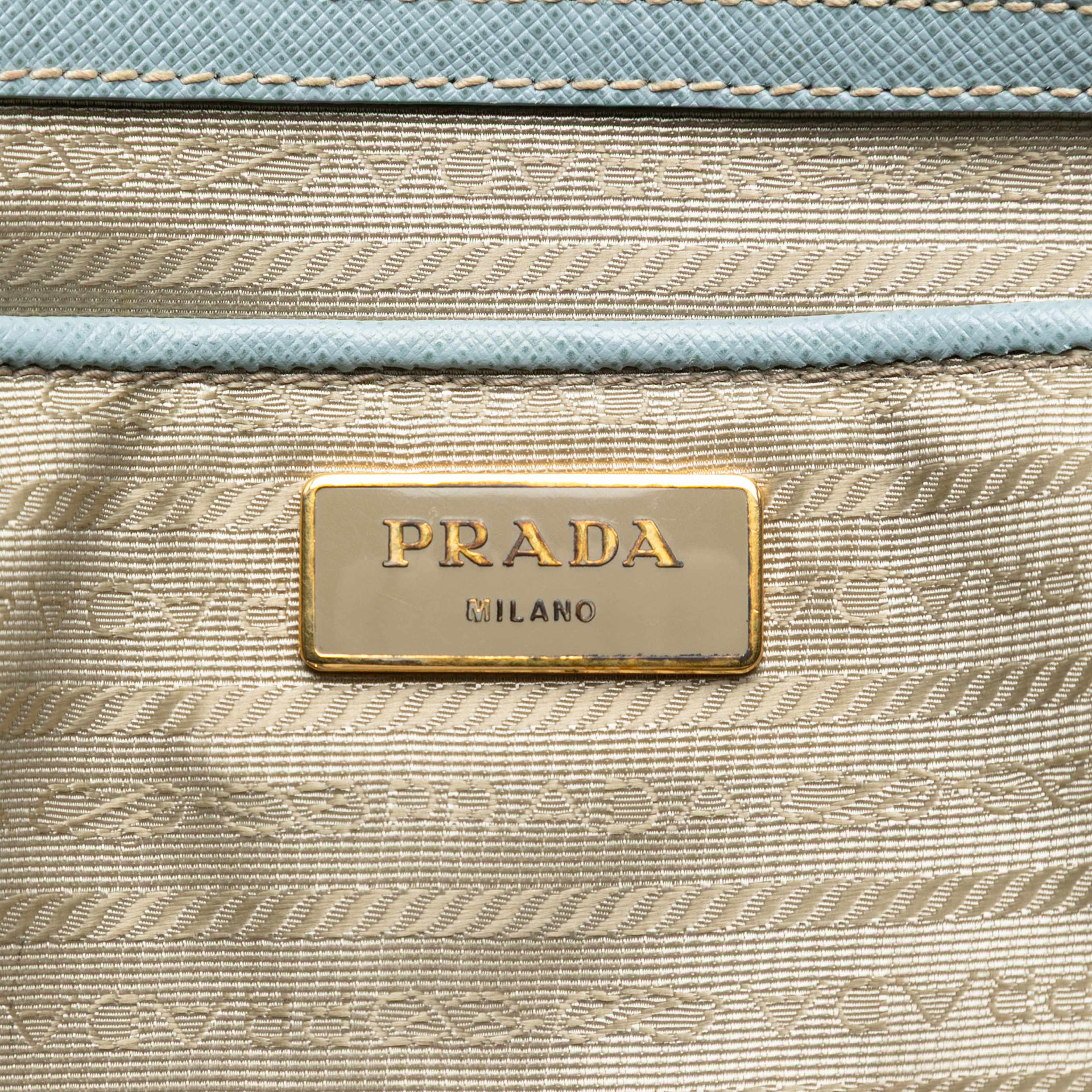 Prada Large Saffiano Lux Galleria Satchel, från Luxclusif, i färgen light blue. Klicka för att öppna bilden i stort format