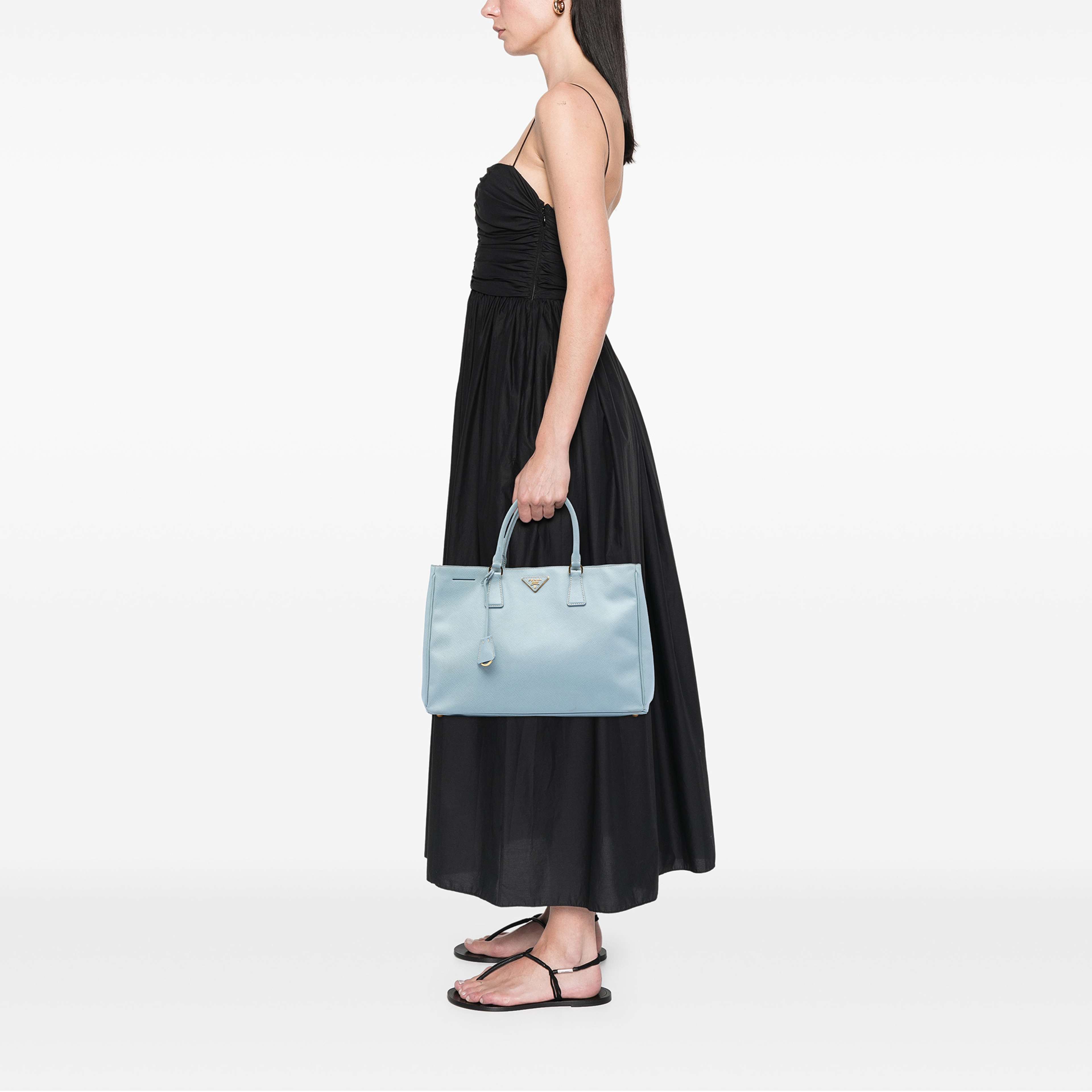 Prada Large Saffiano Lux Galleria Satchel, från Luxclusif, i färgen blå. Klicka för att öppna bilden i stort format
