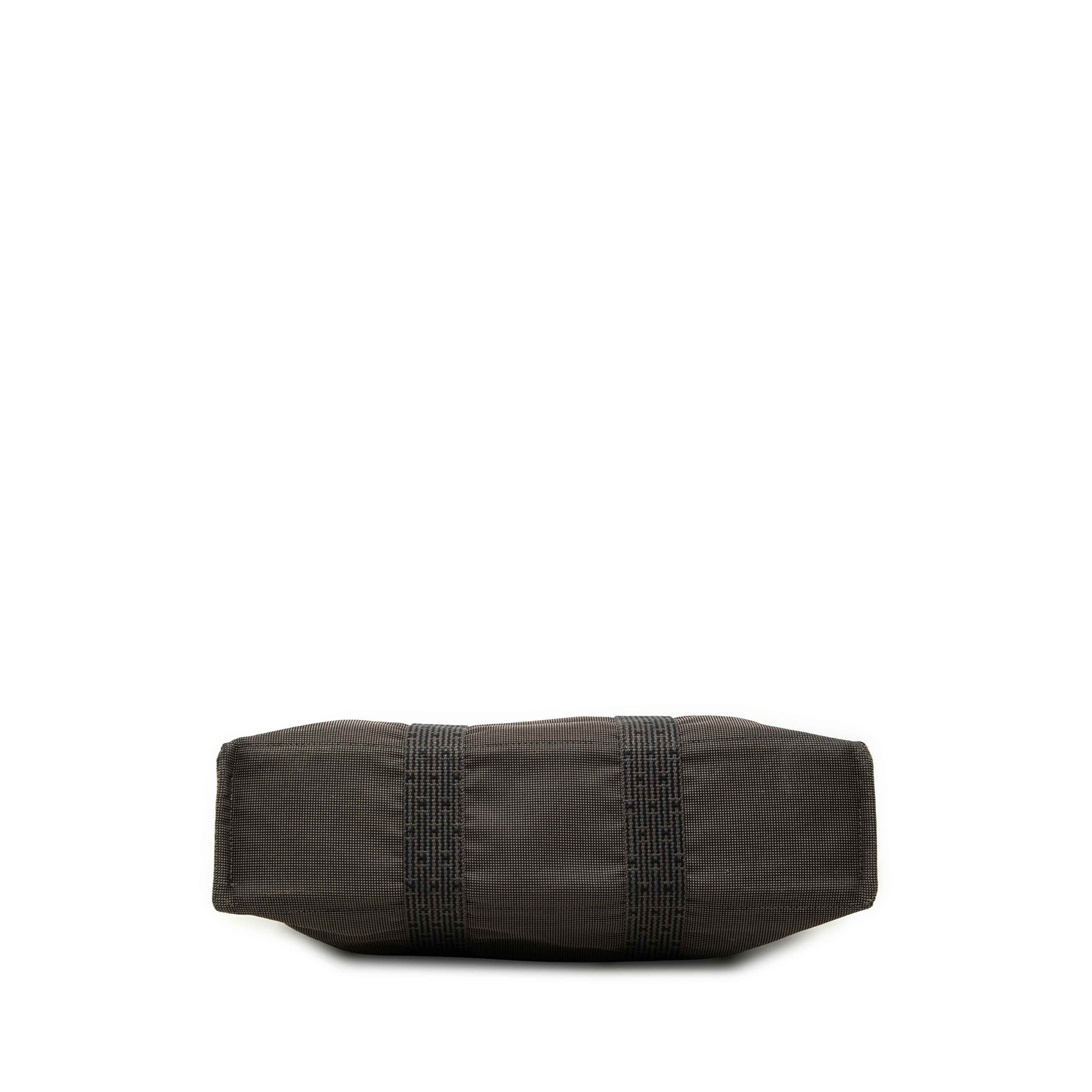 Hermès Canvas Herline Mm, från Luxclusif, i färgen grå. Klicka för att öppna bilden i stort format