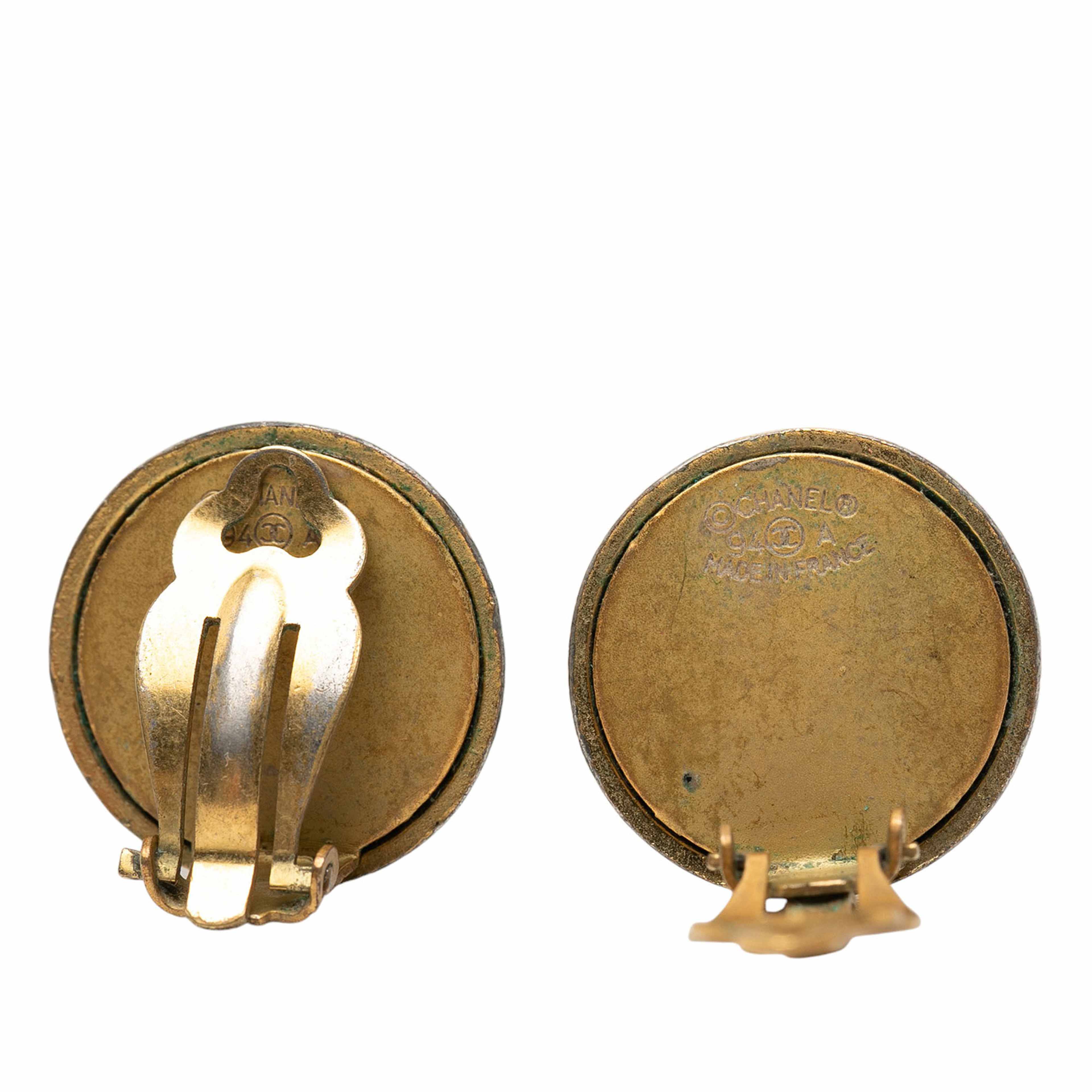 Chanel Gold Plated And Acrylic Logo Round Button Clip On Earrings, från Luxclusif, i färgen gold. Klicka för att öppna bilden i stort format