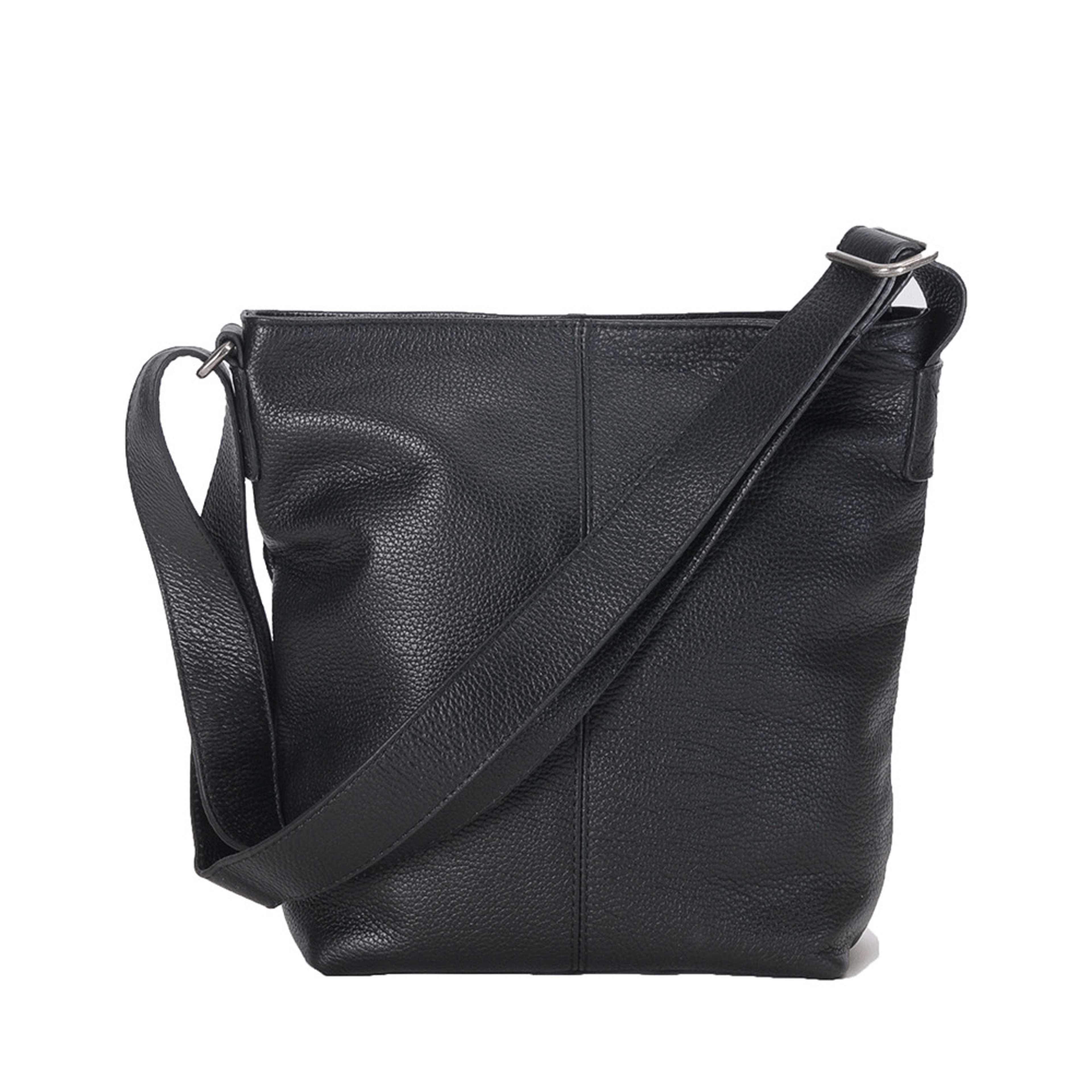Small Shoulder Bag Black Grained Leather, från Ceannis, i färgen Black. Klicka för att öppna bilden i stort format