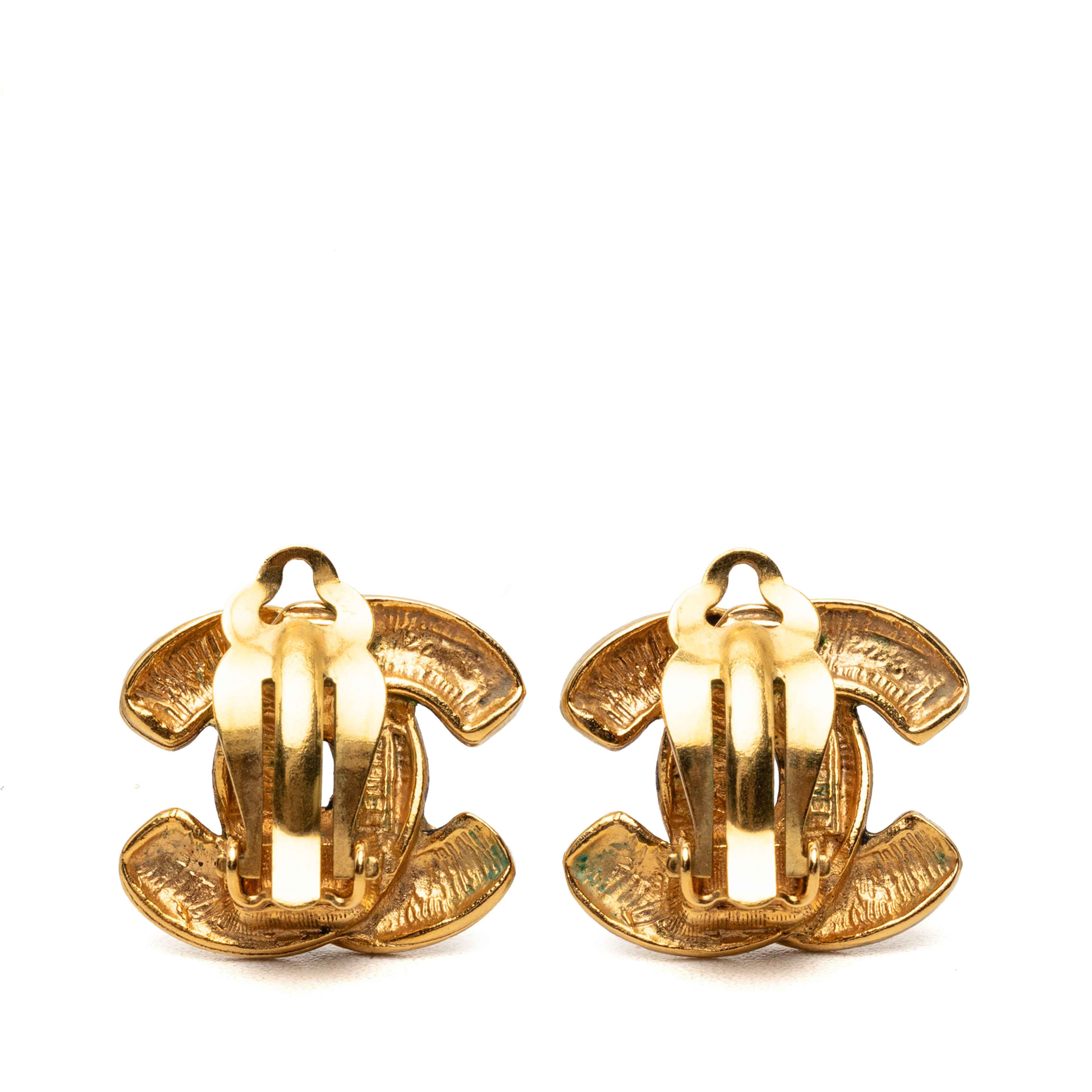 Chanel Cc Gold Plated Quilted Clip On Earrings, från Luxclusif, i färgen guld. Klicka för att öppna bilden i stort format