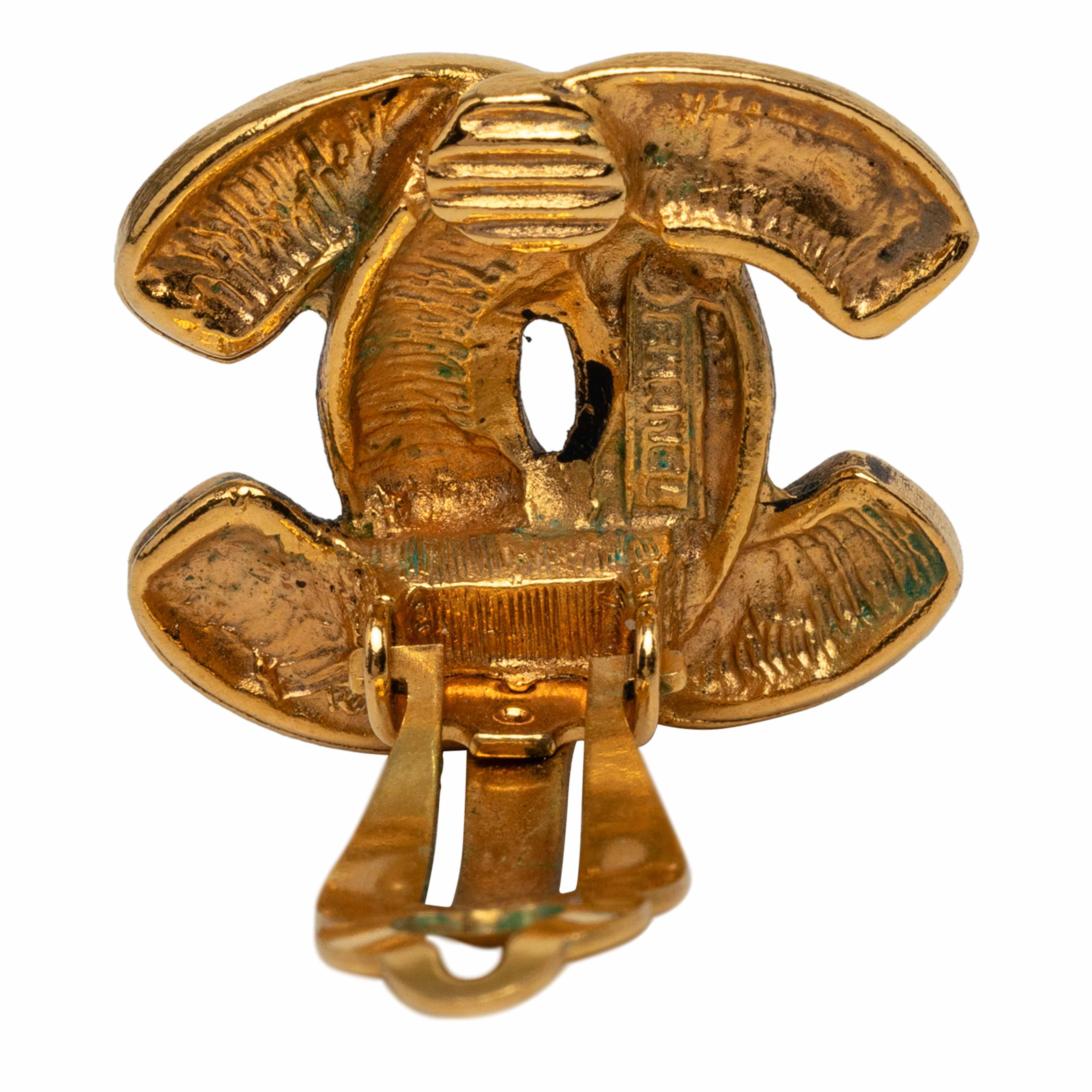 Chanel Cc Gold Plated Quilted Clip On Earrings, från Luxclusif, i färgen guld. Klicka för att öppna bilden i stort format