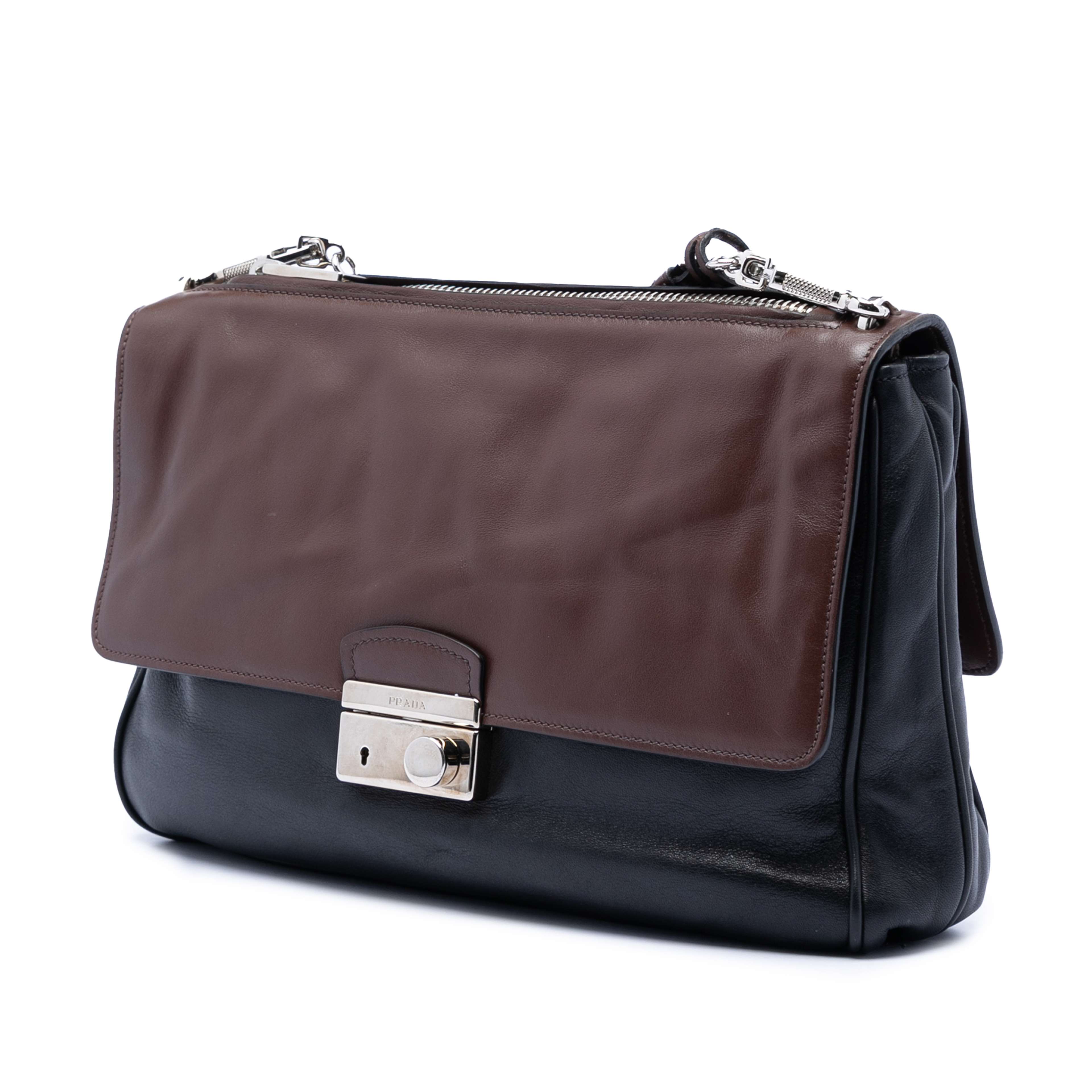 Prada Soft Calfskin Double Sided Flap Messenger Bag, från Luxclusif, i färgen black. Klicka för att öppna bilden i stort format