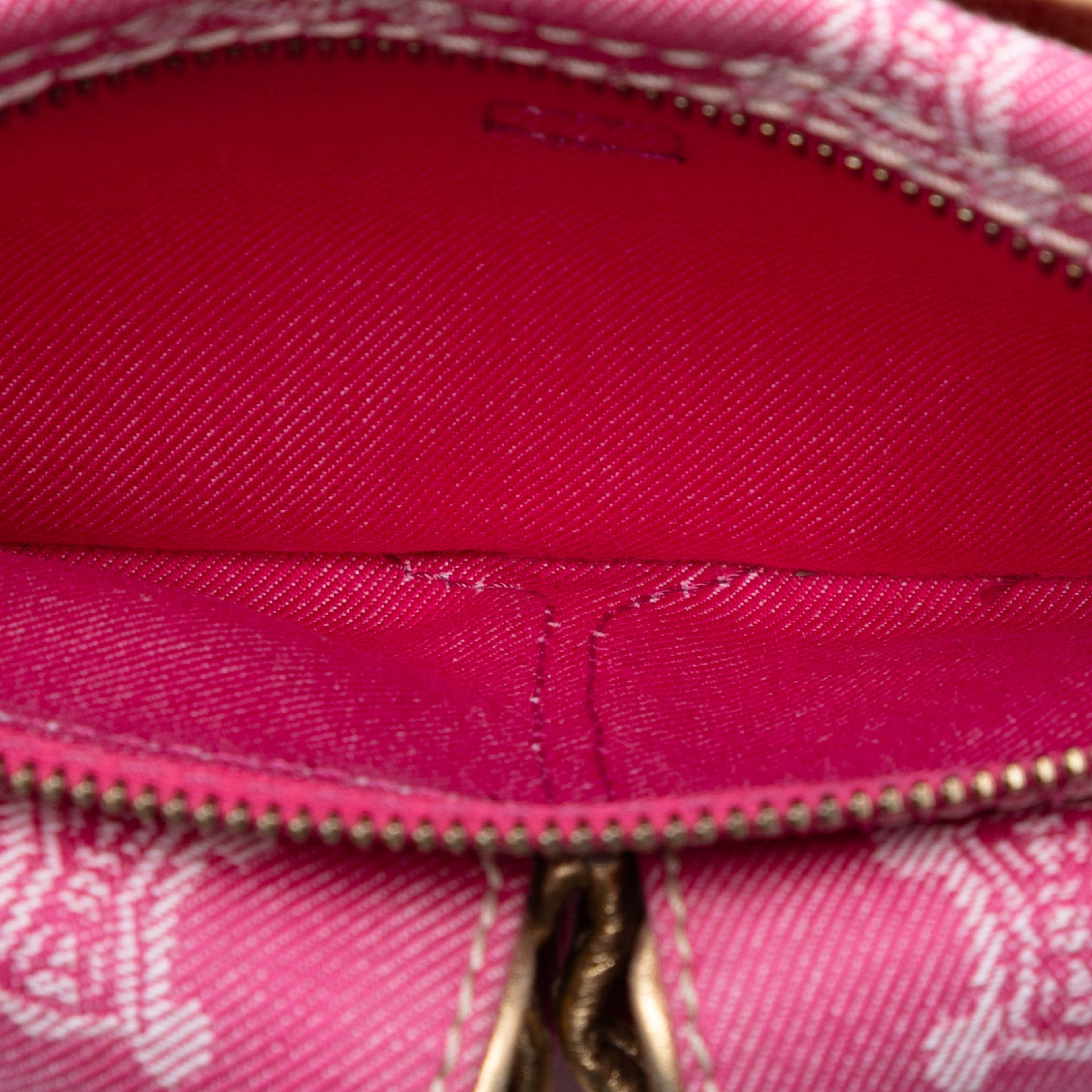 Celine Macadam Denim Double Pocket Belt Bag, från Luxclusif, i färgen pink. Klicka för att öppna bilden i stort format