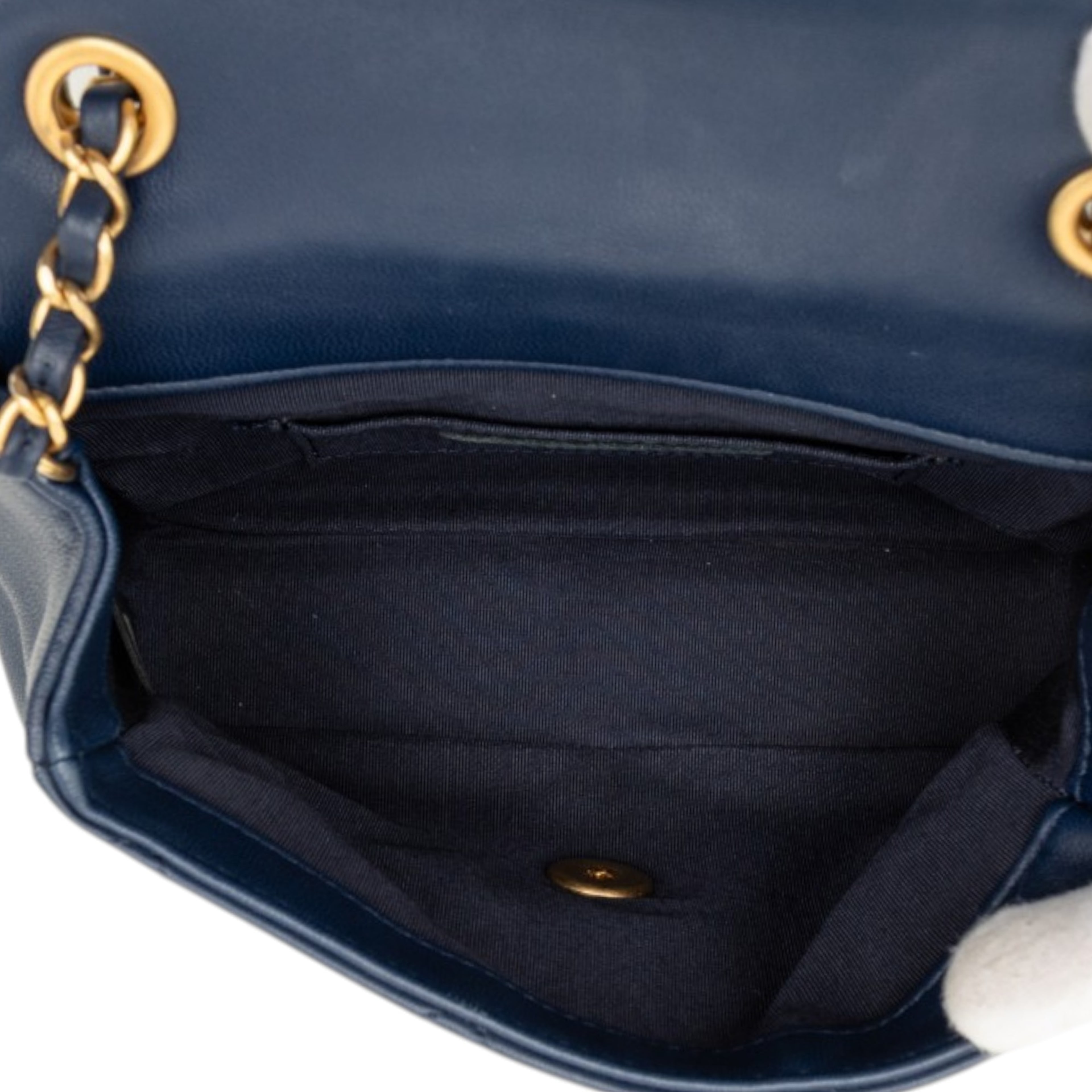 Chanel Mini Quilted Lambskin In The Loop Flap, från Luxclusif, i färgen blå. Klicka för att öppna bilden i stort format