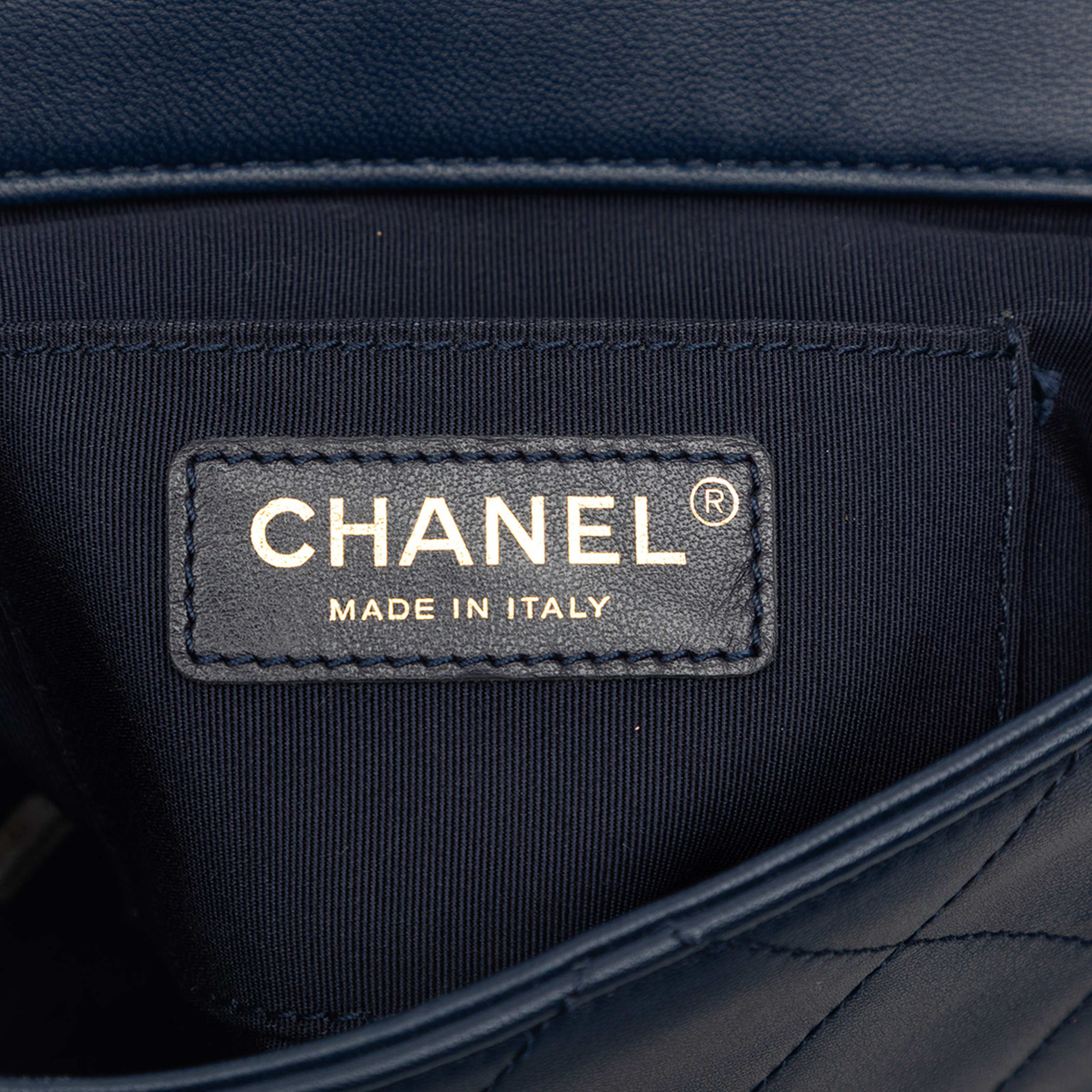Chanel Mini Quilted Lambskin In The Loop Flap, från Luxclusif, i färgen blå. Klicka för att öppna bilden i stort format
