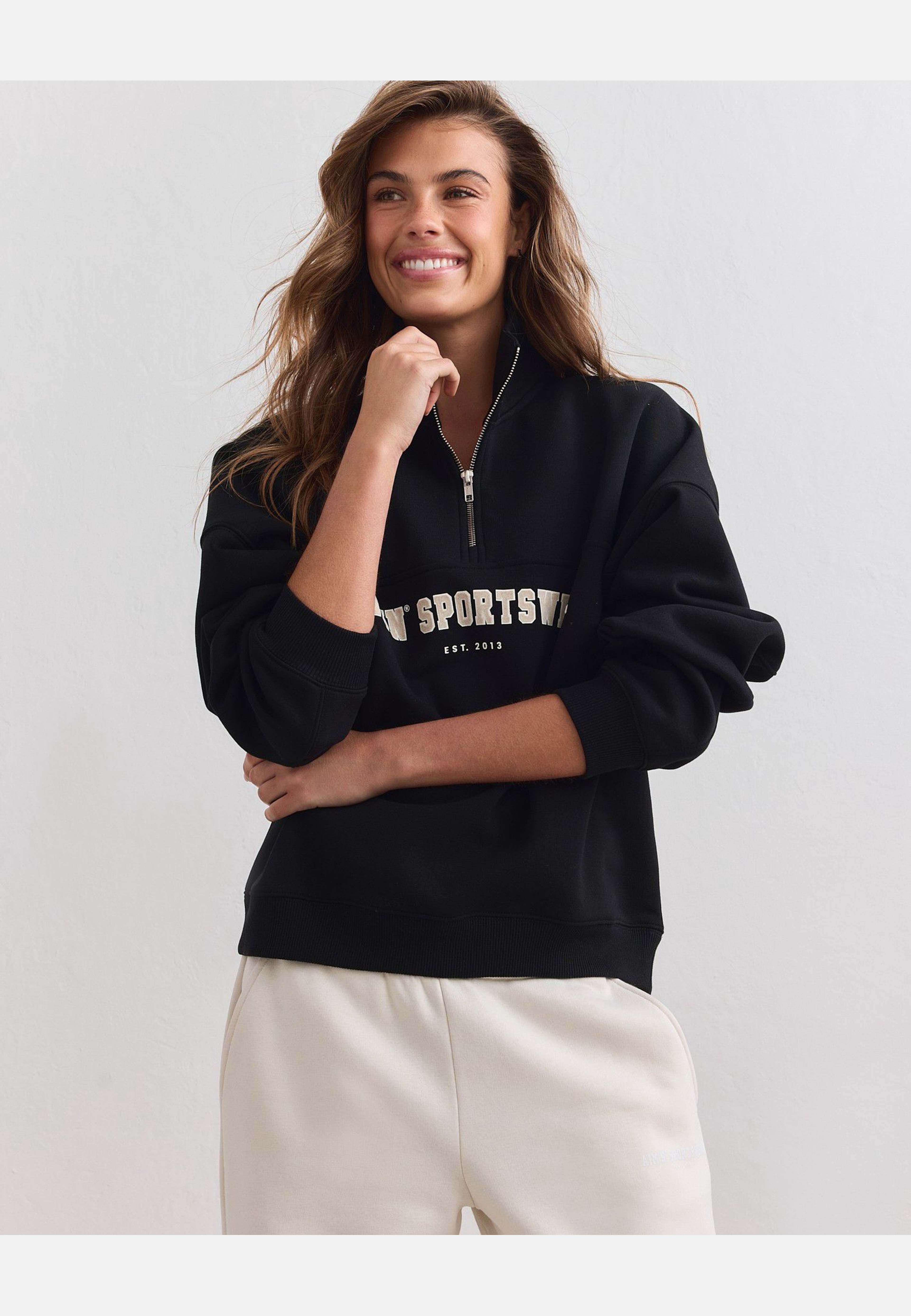 Varsity Sweat Half Zip, från aim'n, i färgen black. Klicka för att öppna bilden i stort format