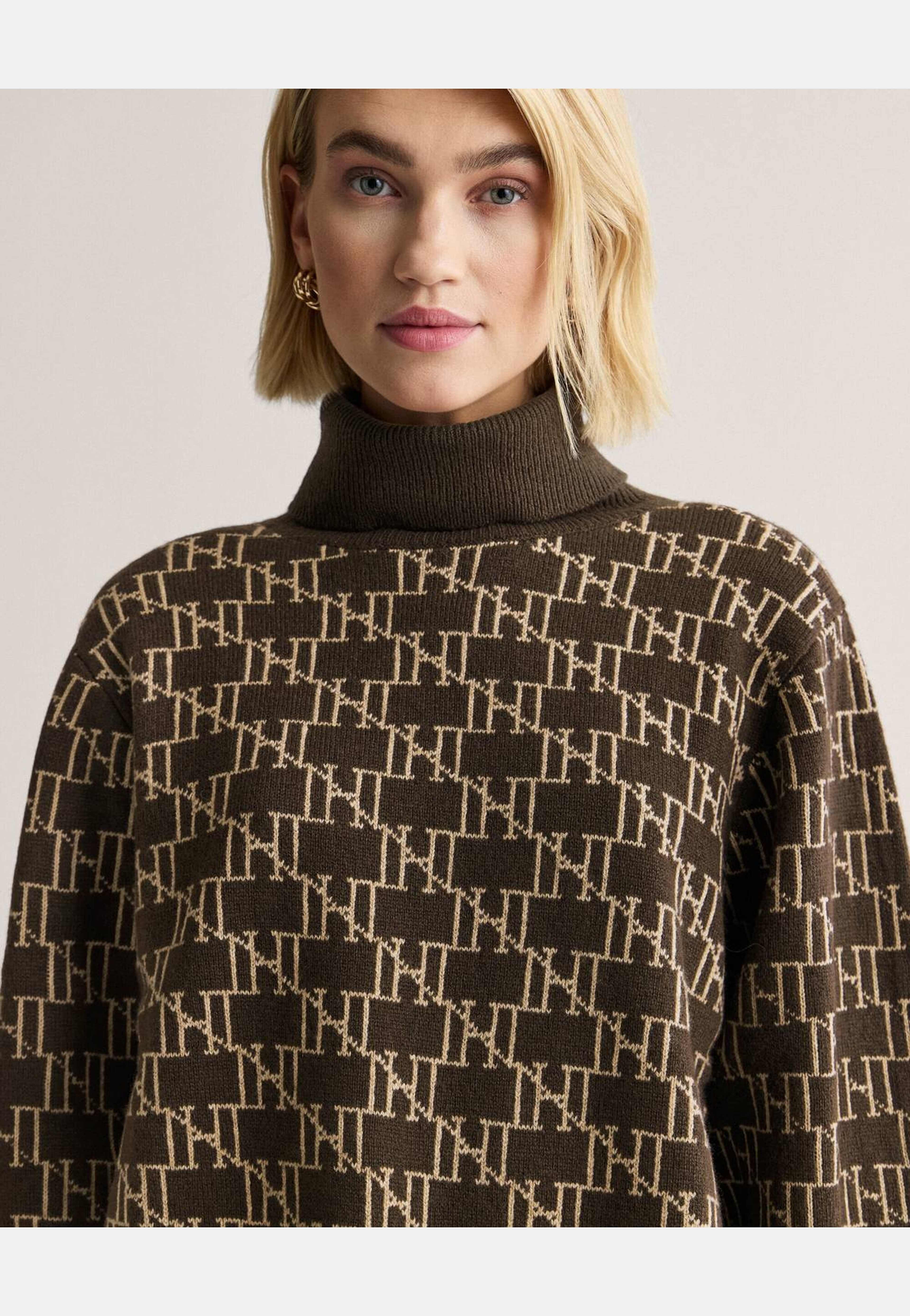 Polotröja Logo Alva, från Newhouse, i färgen brun. Klicka för att öppna bilden i stort format