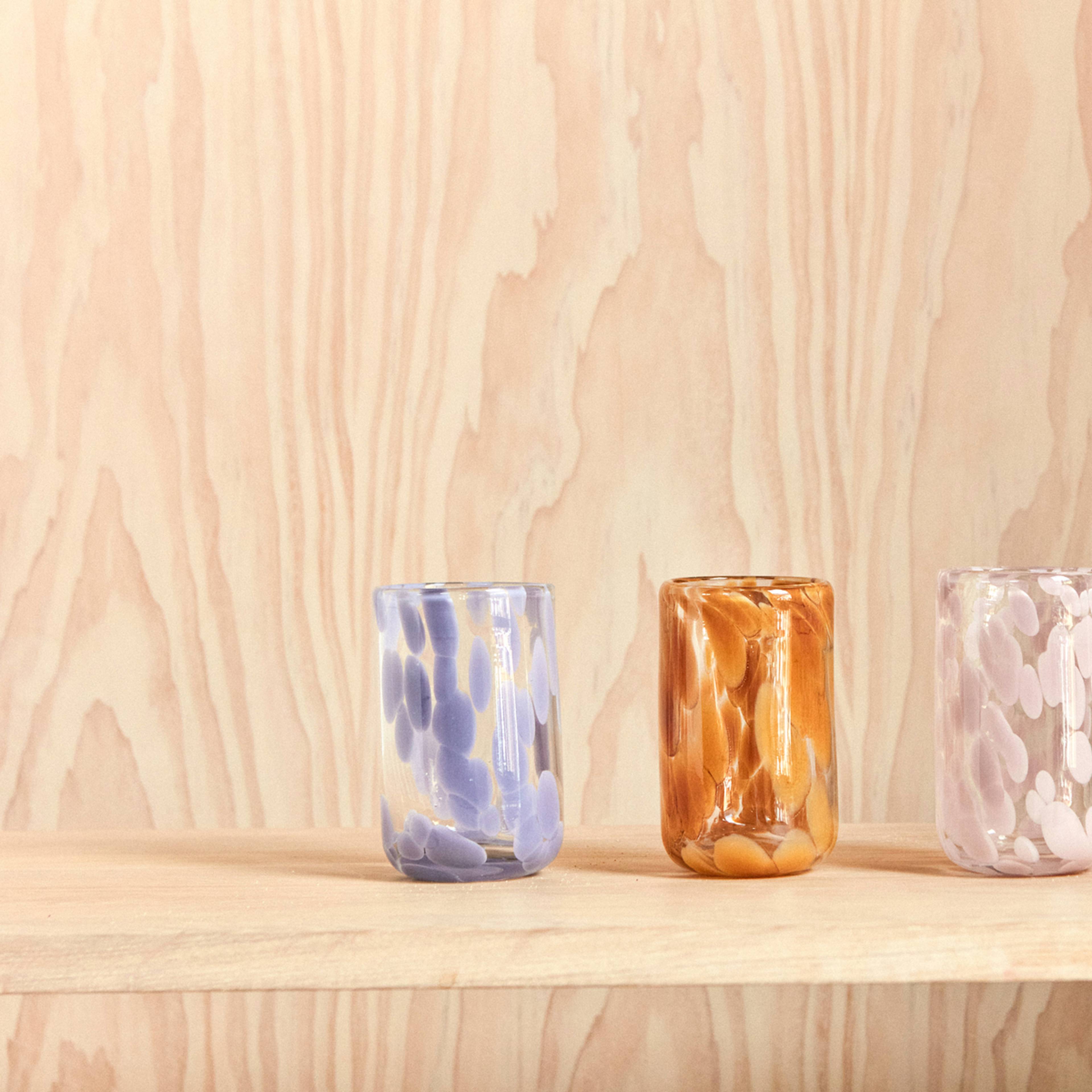 Jali Glass, från OYOY Living, i färgen lavender. Klicka för att öppna bilden i stort format