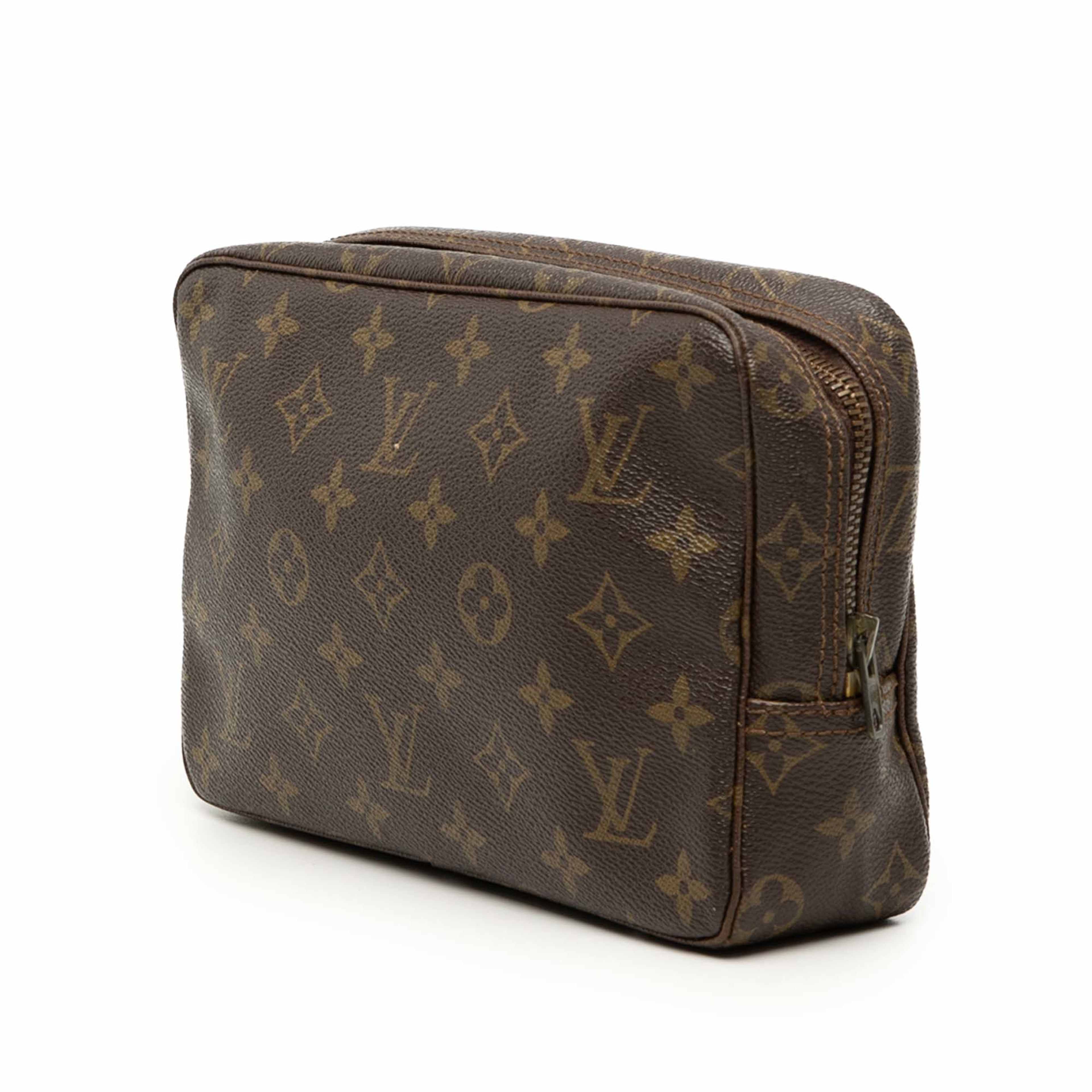 Louis Vuitton Monogram Trousse Toilette 23, från Luxclusif, i färgen brown. Klicka för att öppna bilden i stort format