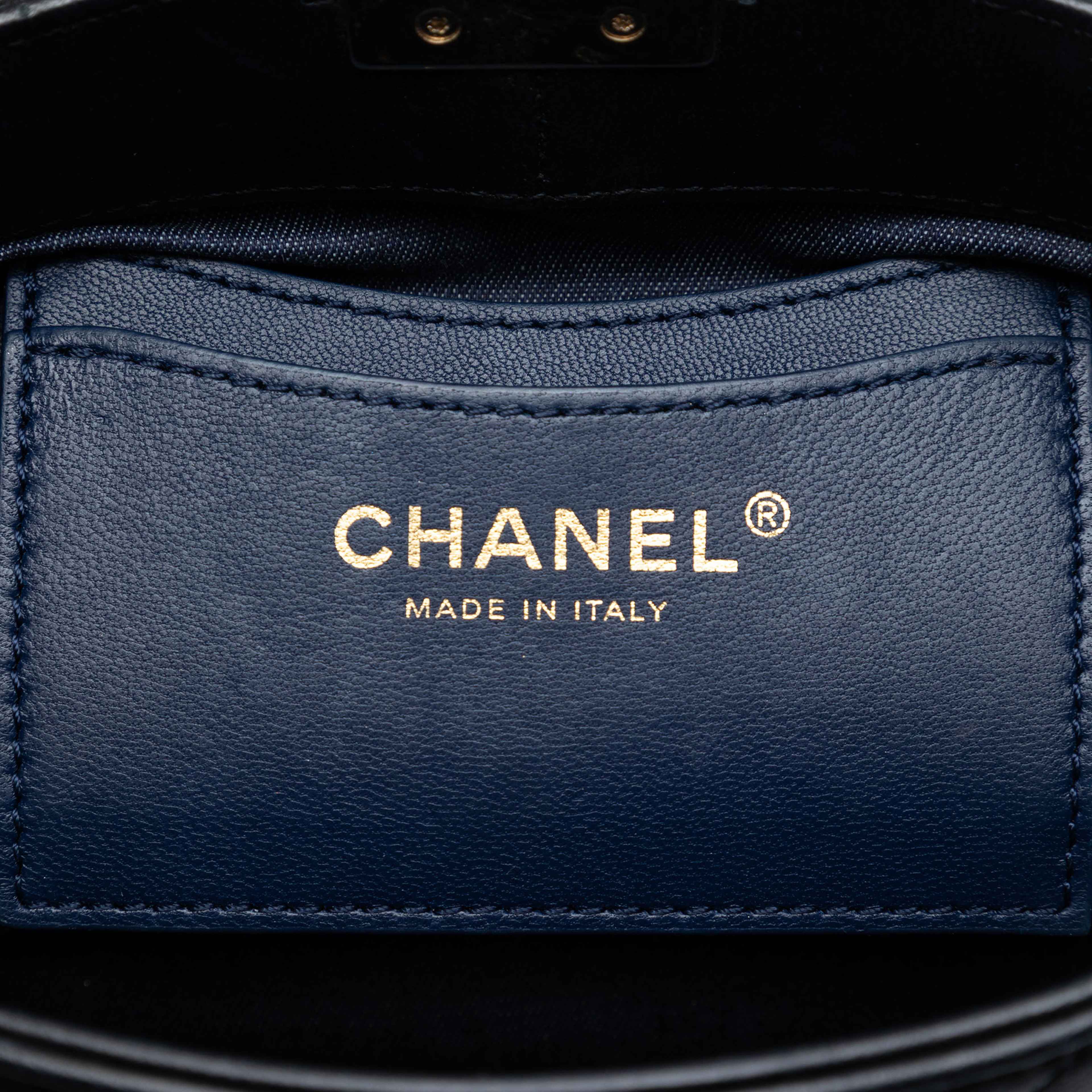 Chanel Cc Lambskin Elegant Chain Vanity Case, från Luxclusif, i färgen black. Klicka för att öppna bilden i stort format