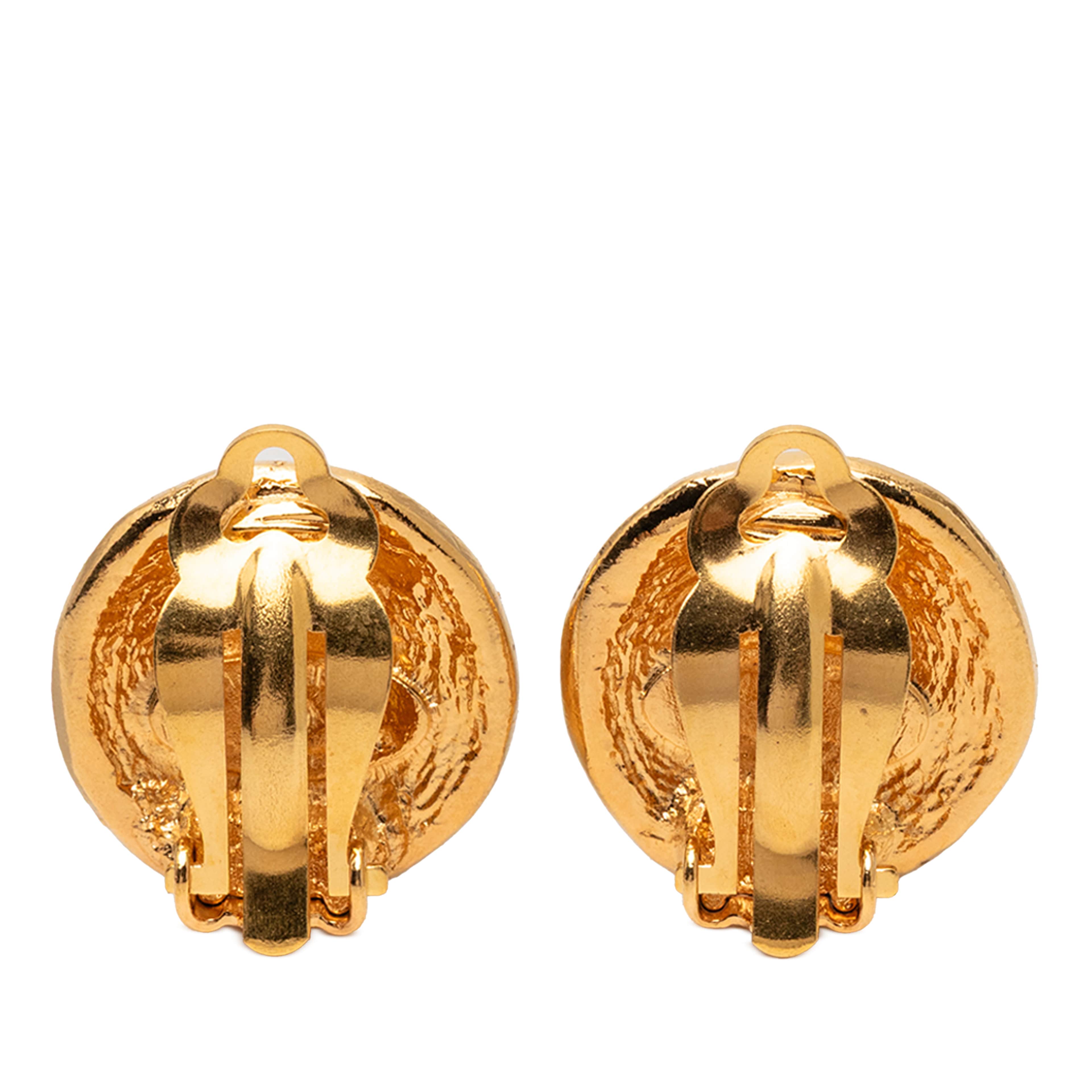 Chanel Gold Plated 31 Rue Cambon Round Clip On Earrings, från Luxclusif, i färgen gold. Klicka för att öppna bilden i stort format