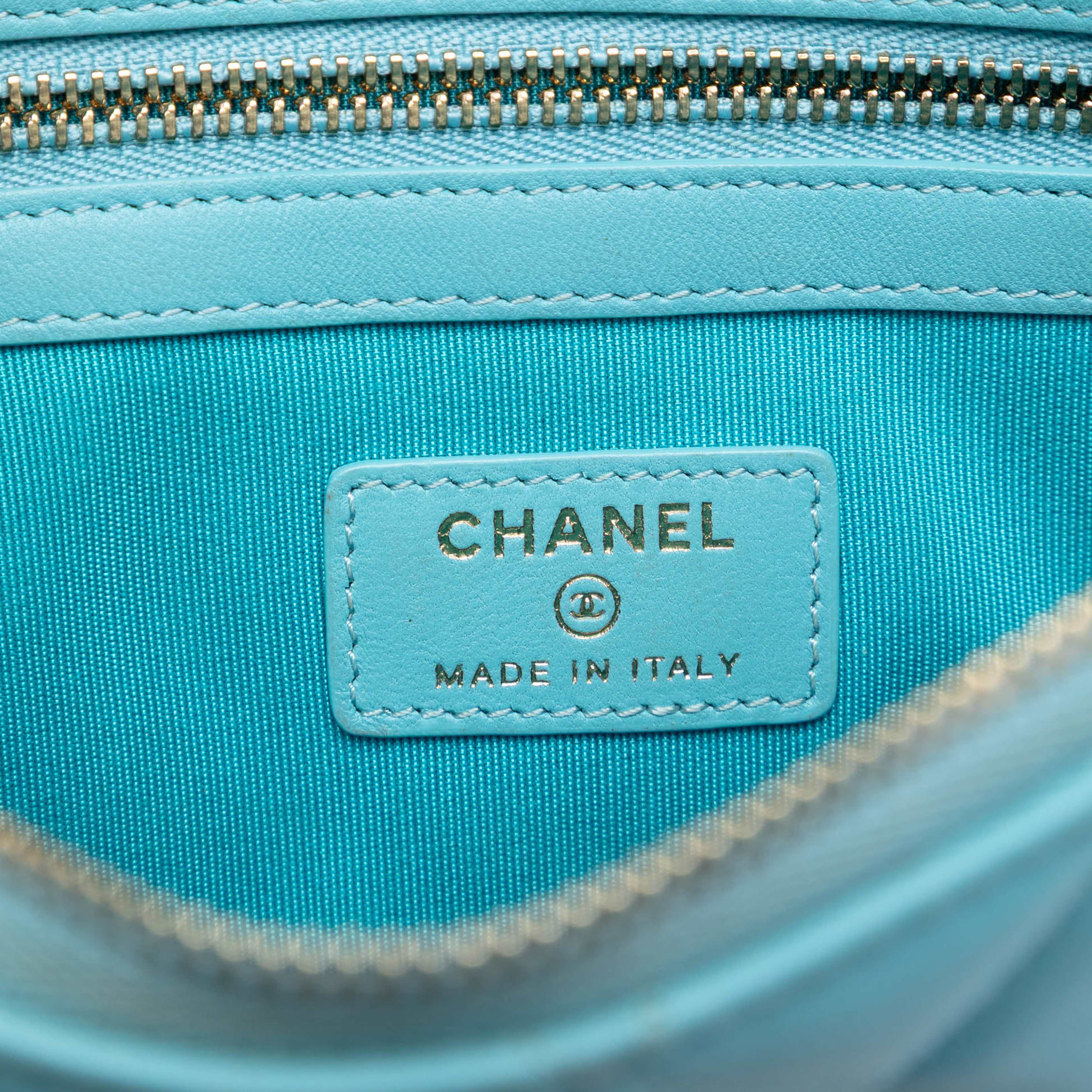 Chanel Medium Quilted Lambskin O Case Clutch, från Luxclusif, i färgen turquoise. Klicka för att öppna bilden i stort format