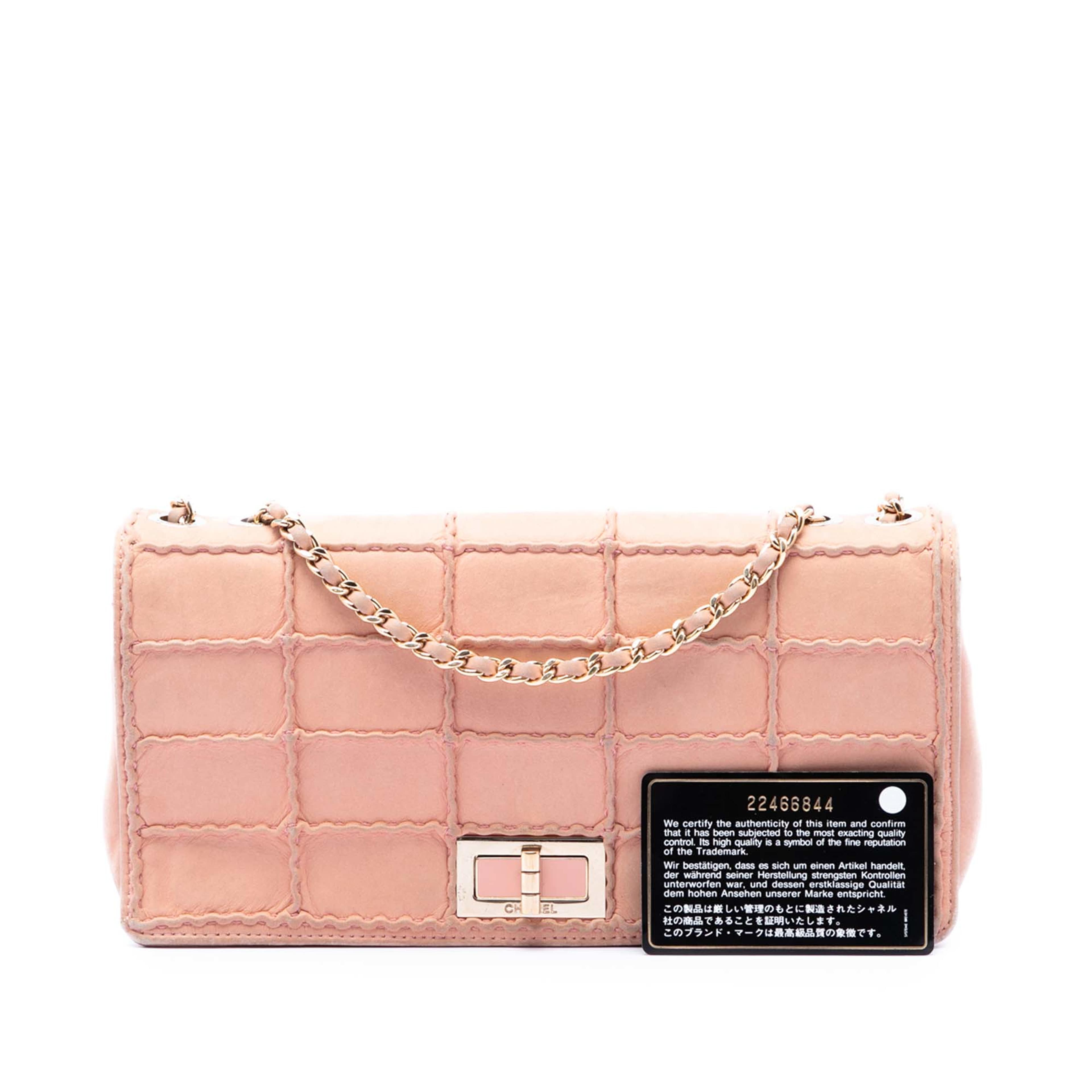 Chanel Small Stitched Iridescent Lambskin Reissue 2.55 Single Flap, från Luxclusif, i färgen rosa. Klicka för att öppna bilden i stort format