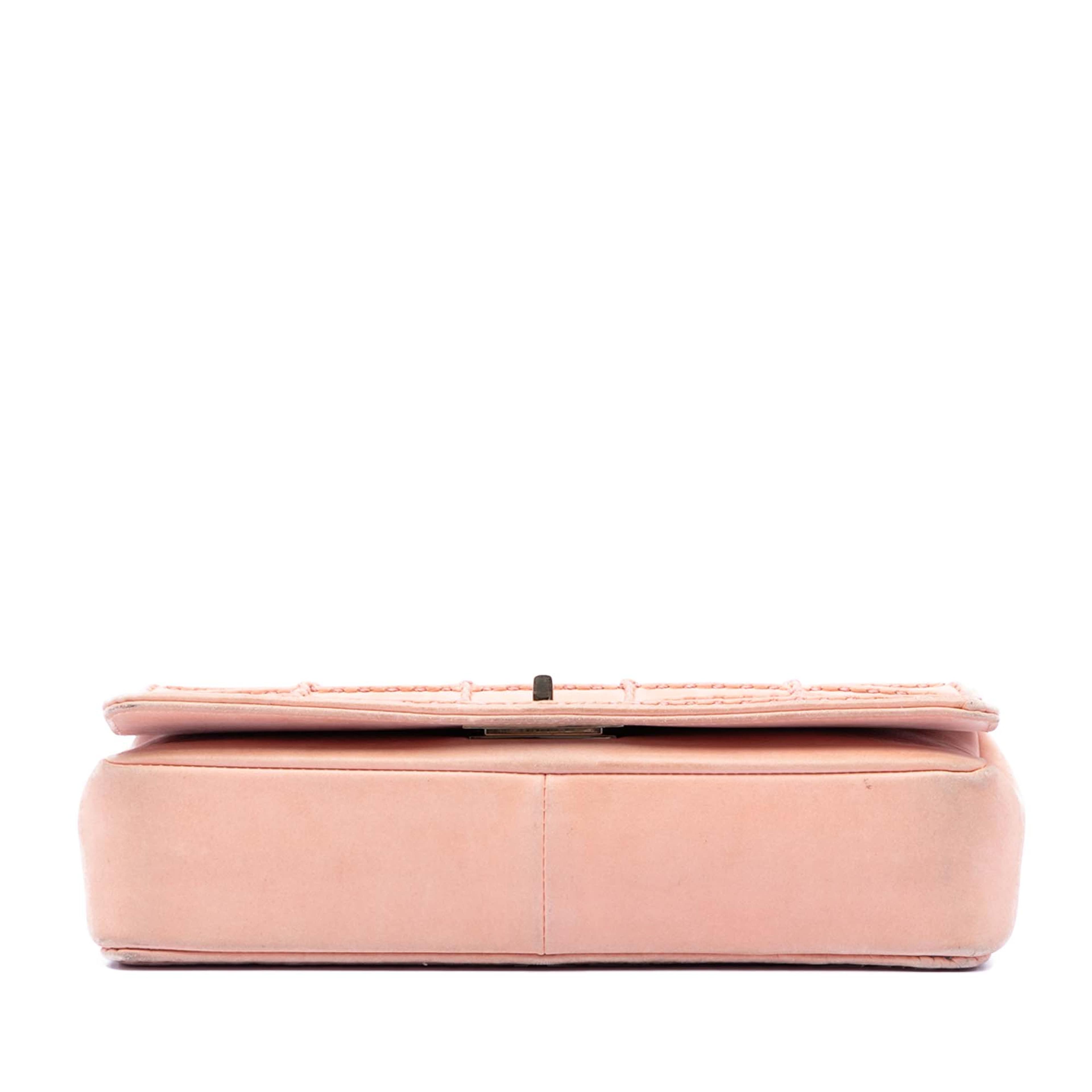 Chanel Small Stitched Iridescent Lambskin Reissue 2.55 Single Flap, från Luxclusif, i färgen rosa. Klicka för att öppna bilden i stort format
