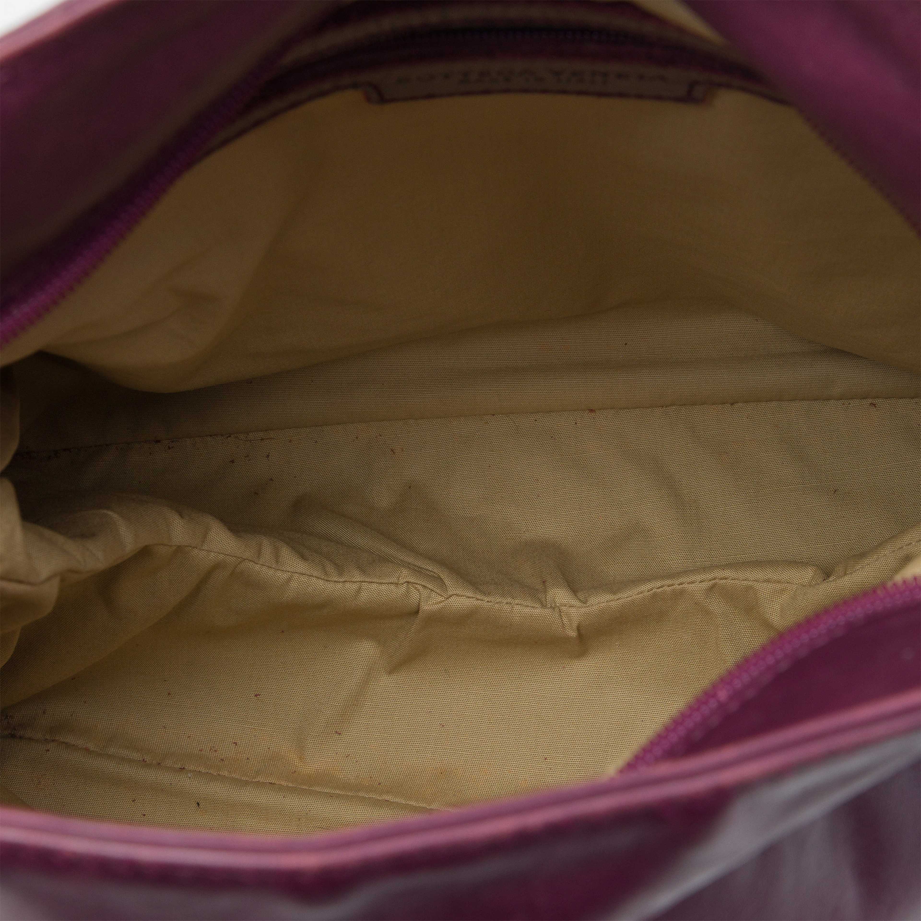 Bottega Veneta Intrecciato Trimmed Nappa Crossbody, från Luxclusif, i färgen purpur. Klicka för att öppna bilden i stort format