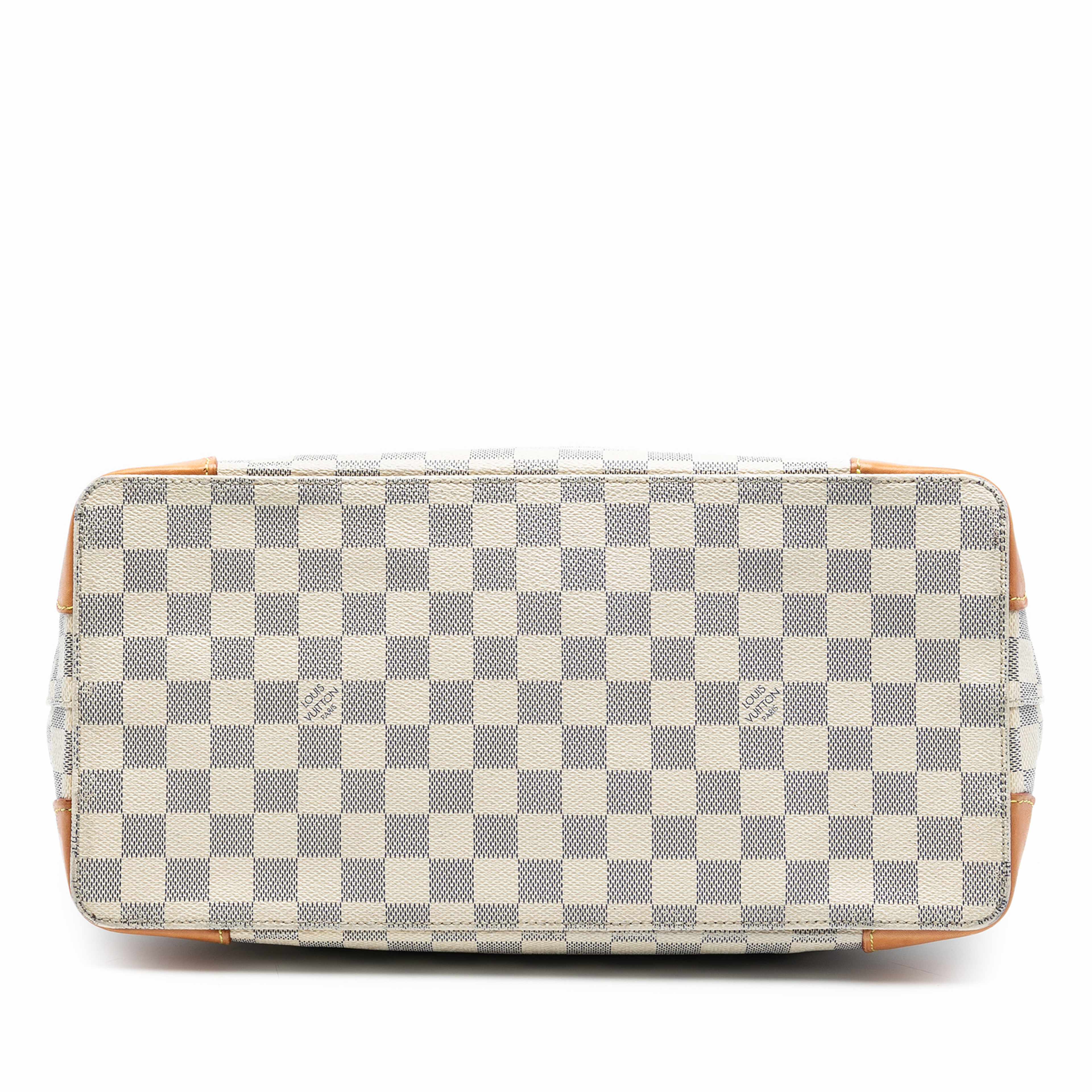 Louis Vuitton Damier Azur Hampstead Mm, från Luxclusif, i färgen white. Klicka för att öppna bilden i stort format