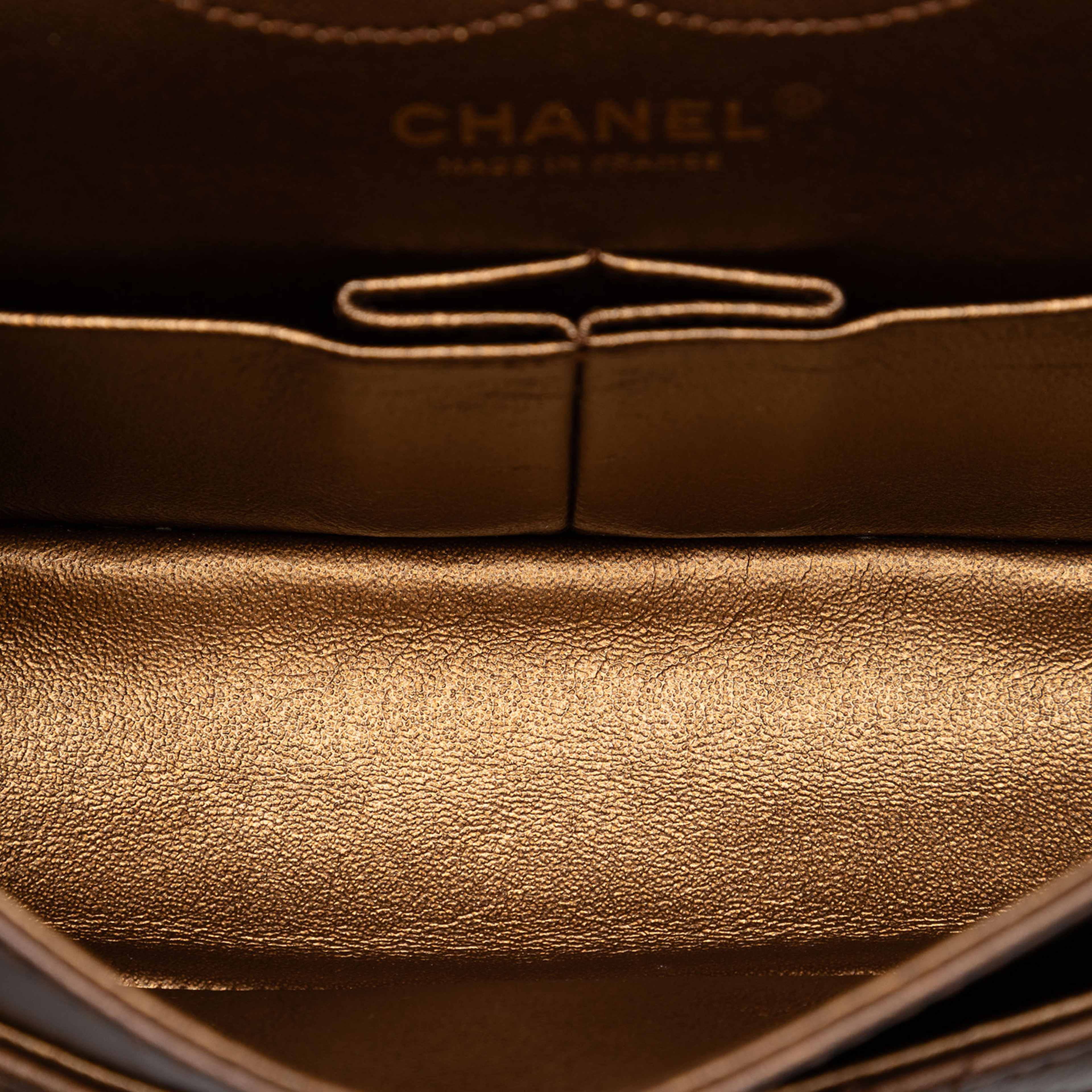 Chanel Quilted Metallic Calfskin Reissue 2.55 Double Flap 225, från Luxclusif, i färgen brun. Klicka för att öppna bilden i stort format