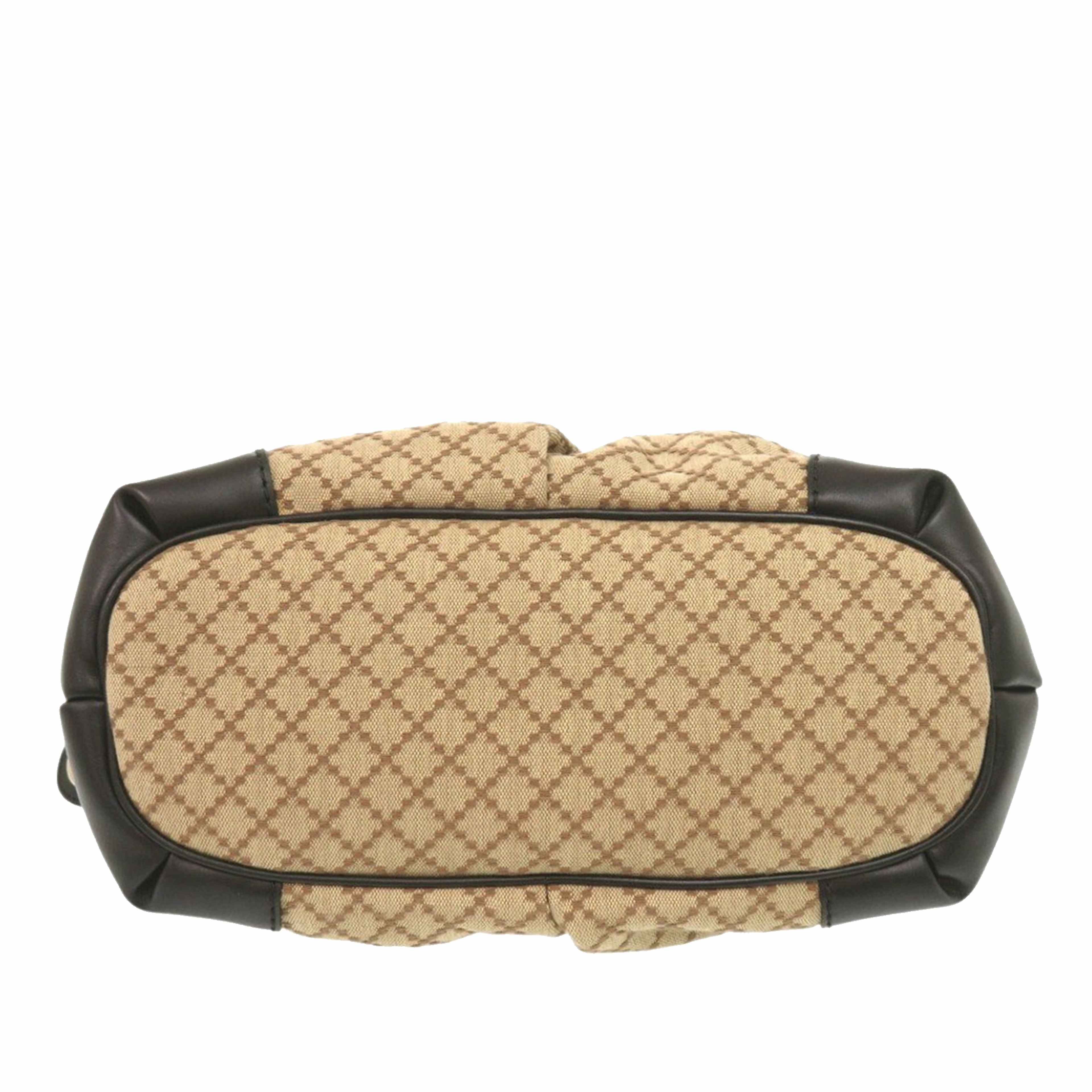 Gucci Diamante Canvas Sukey Satchel, från Luxclusif, i färgen svart. Klicka för att öppna bilden i stort format