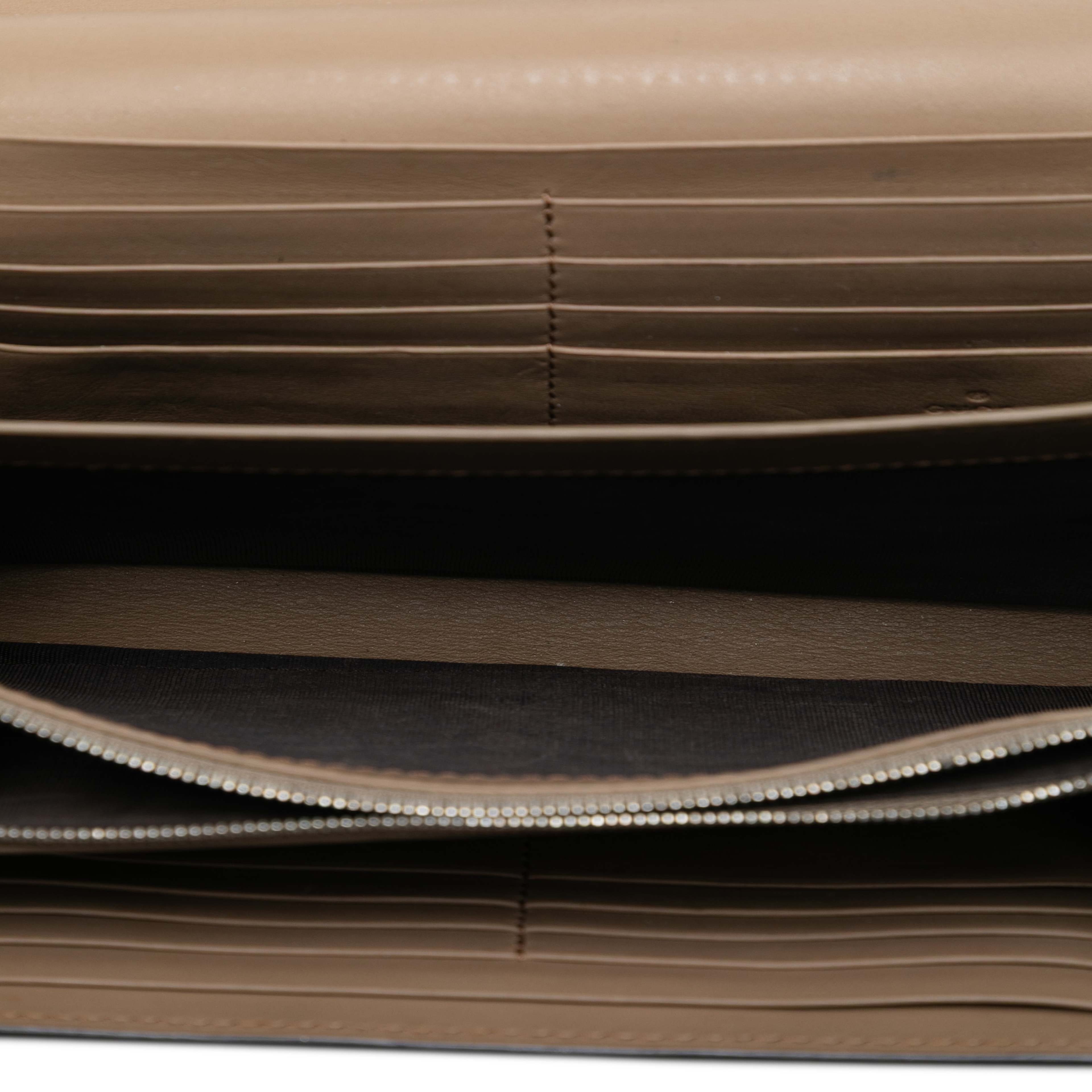 Gucci Gg Supreme Dionysus Chain Wallet, från Luxclusif, i färgen beige. Klicka för att öppna bilden i stort format