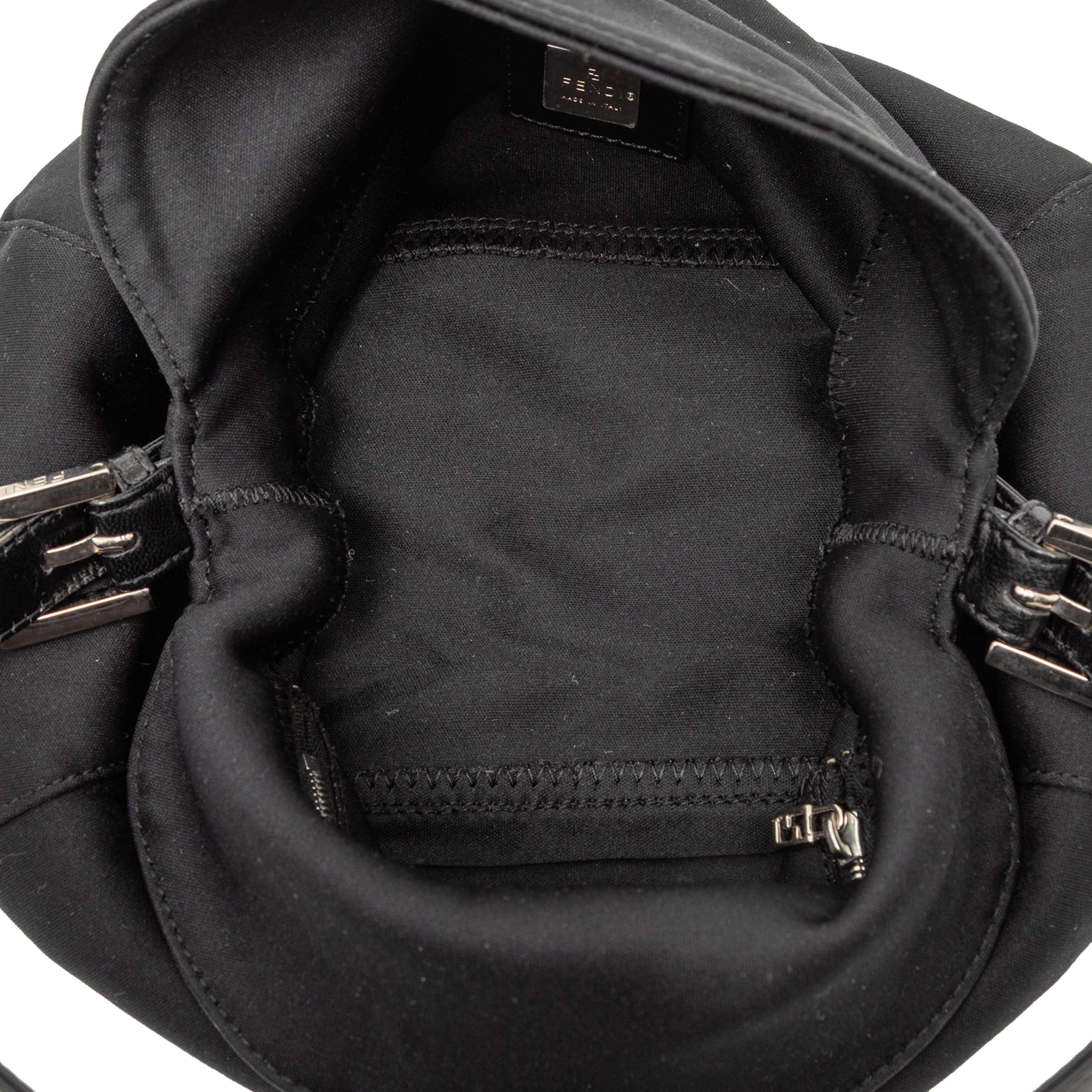 Fendi Neoprene Double Flap Shoulder Bag, från Luxclusif, i färgen black. Klicka för att öppna bilden i stort format