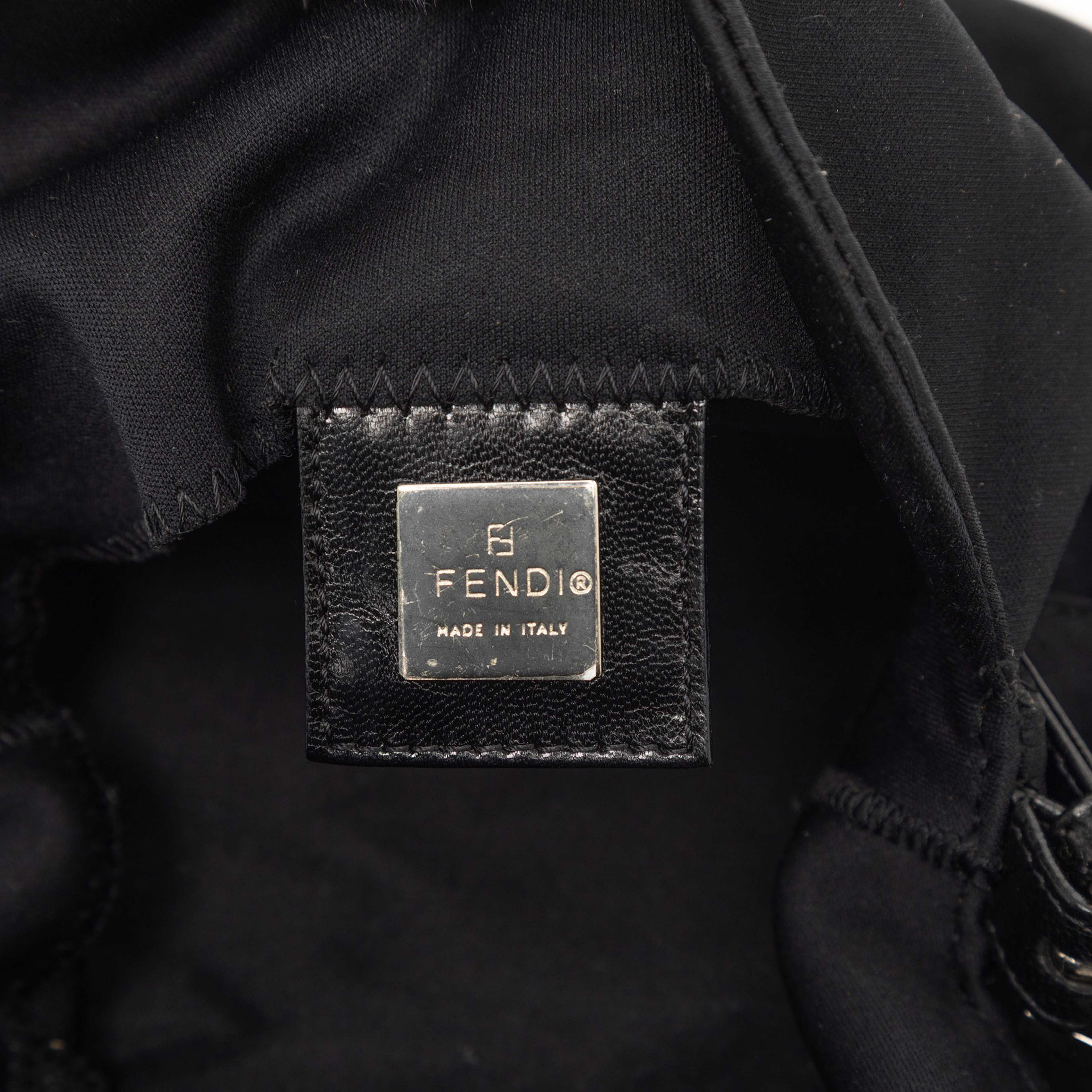 Fendi Neoprene Double Flap Shoulder Bag, från Luxclusif, i färgen black. Klicka för att öppna bilden i stort format