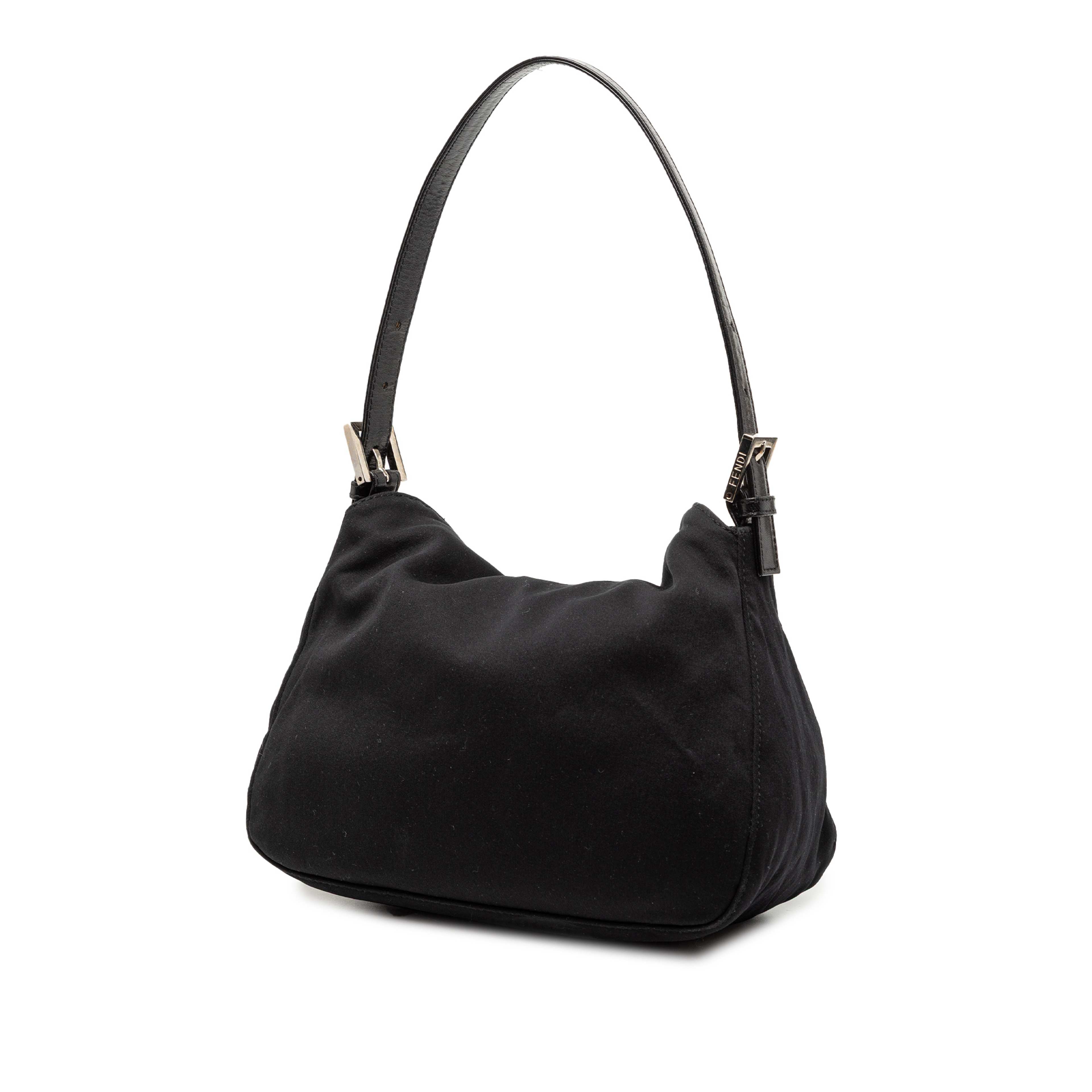 Fendi Neoprene Double Flap Shoulder Bag, från Luxclusif, i färgen black. Klicka för att öppna bilden i stort format