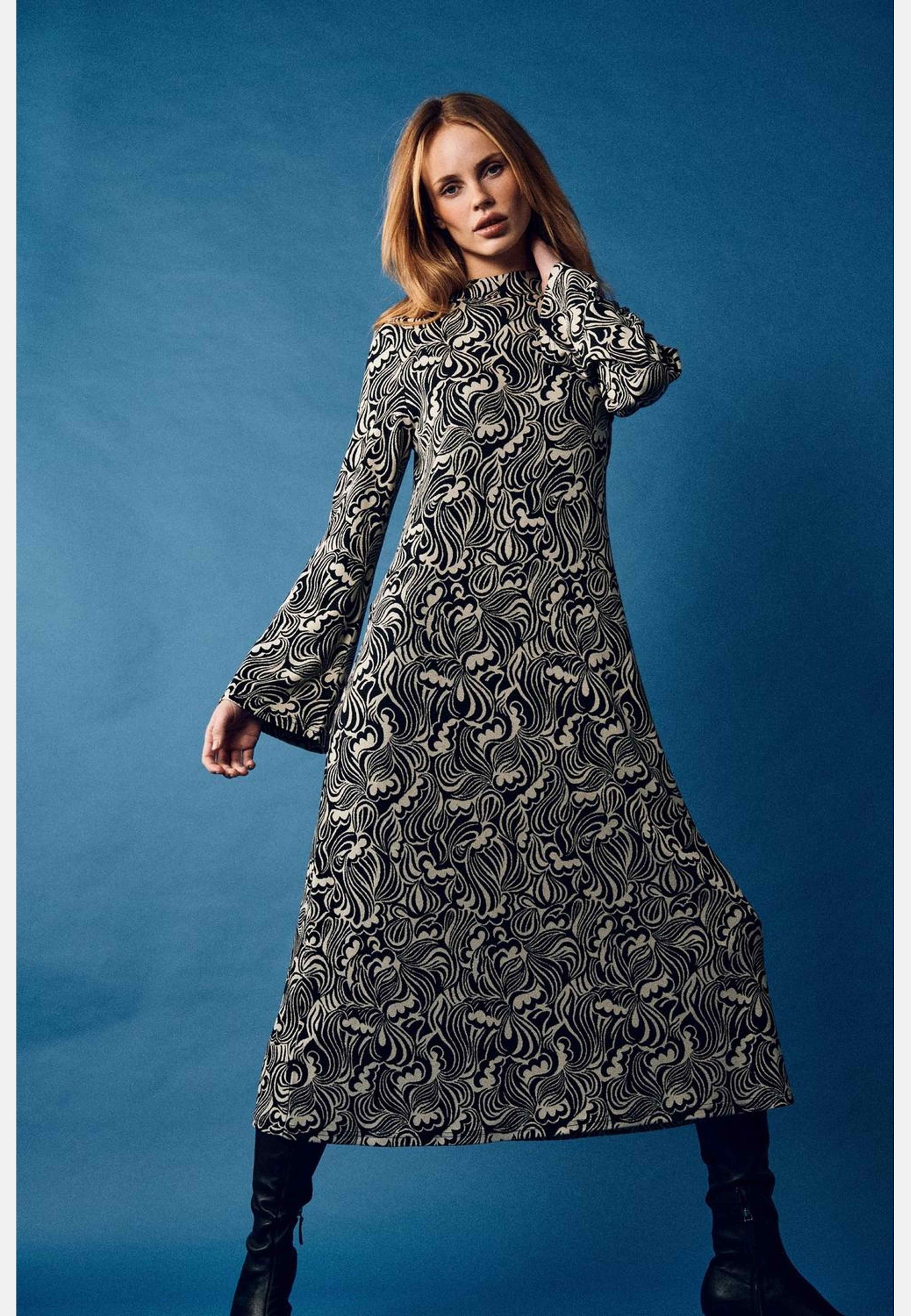 Della Dress, från Jumperfabriken, i färgen black. Klicka för att öppna bilden i stort format