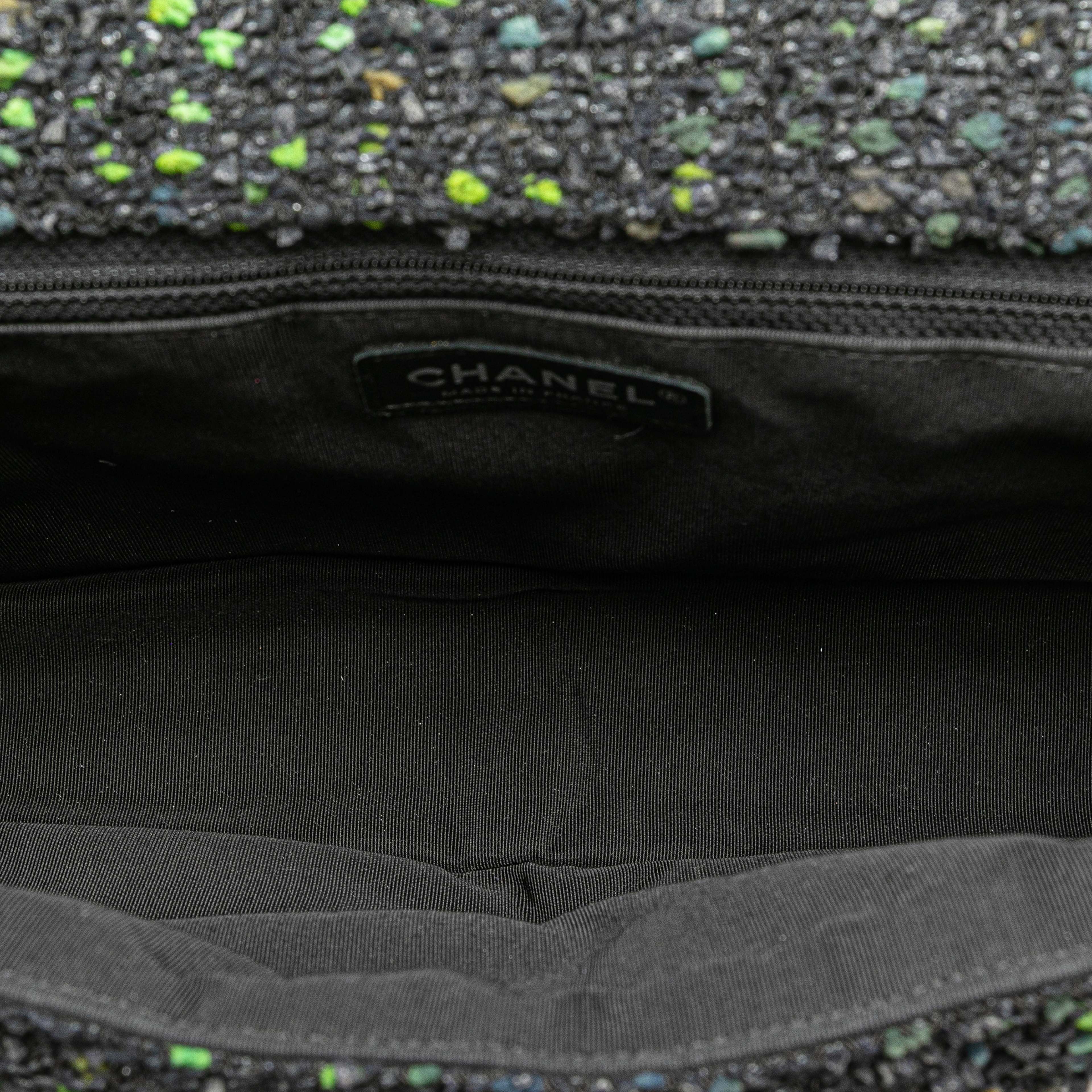 Chanel Cc Tweed Flap, från Luxclusif, i färgen black. Klicka för att öppna bilden i stort format