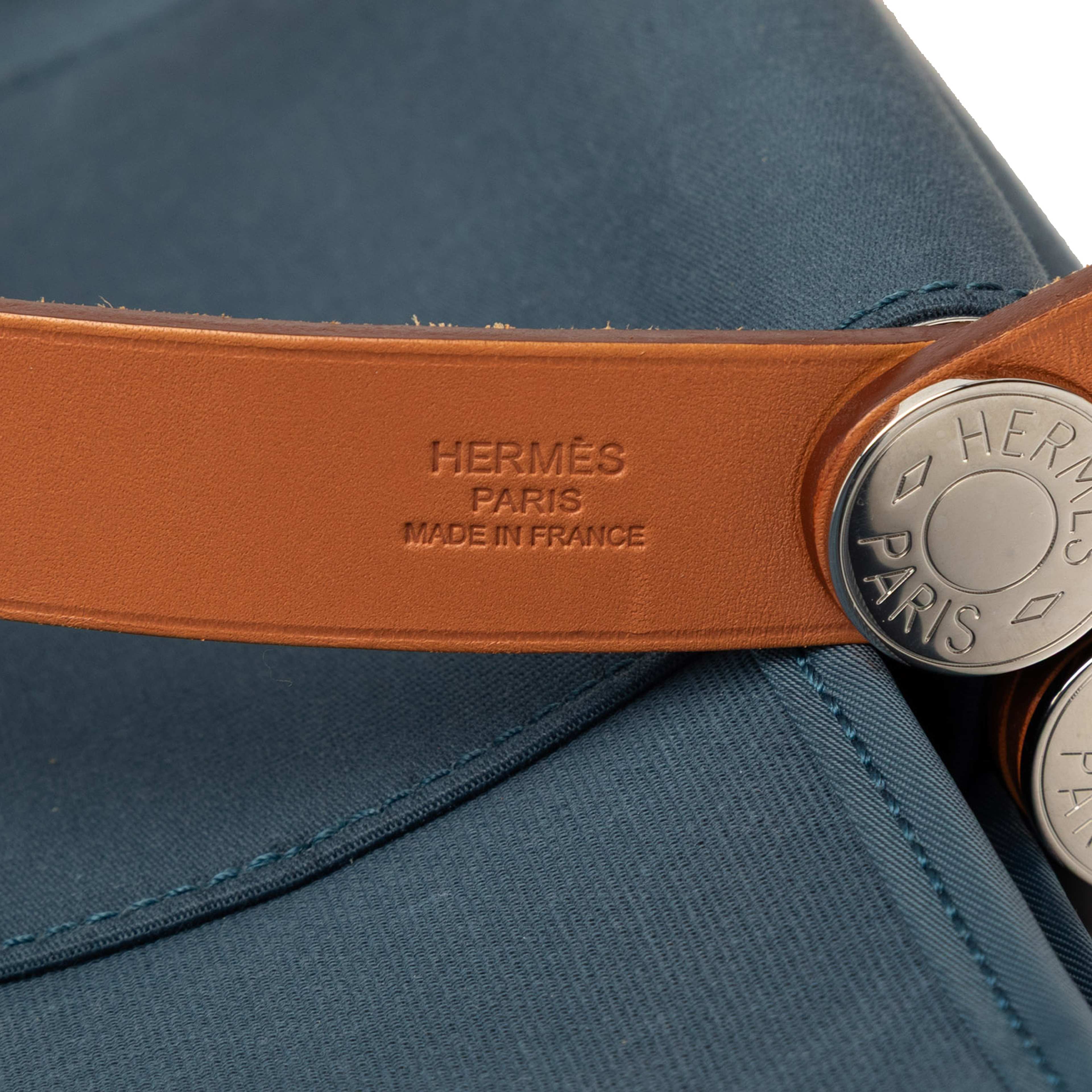 Hermès Toile Cabag Elan Pm, från Luxclusif, i färgen denim. Klicka för att öppna bilden i stort format